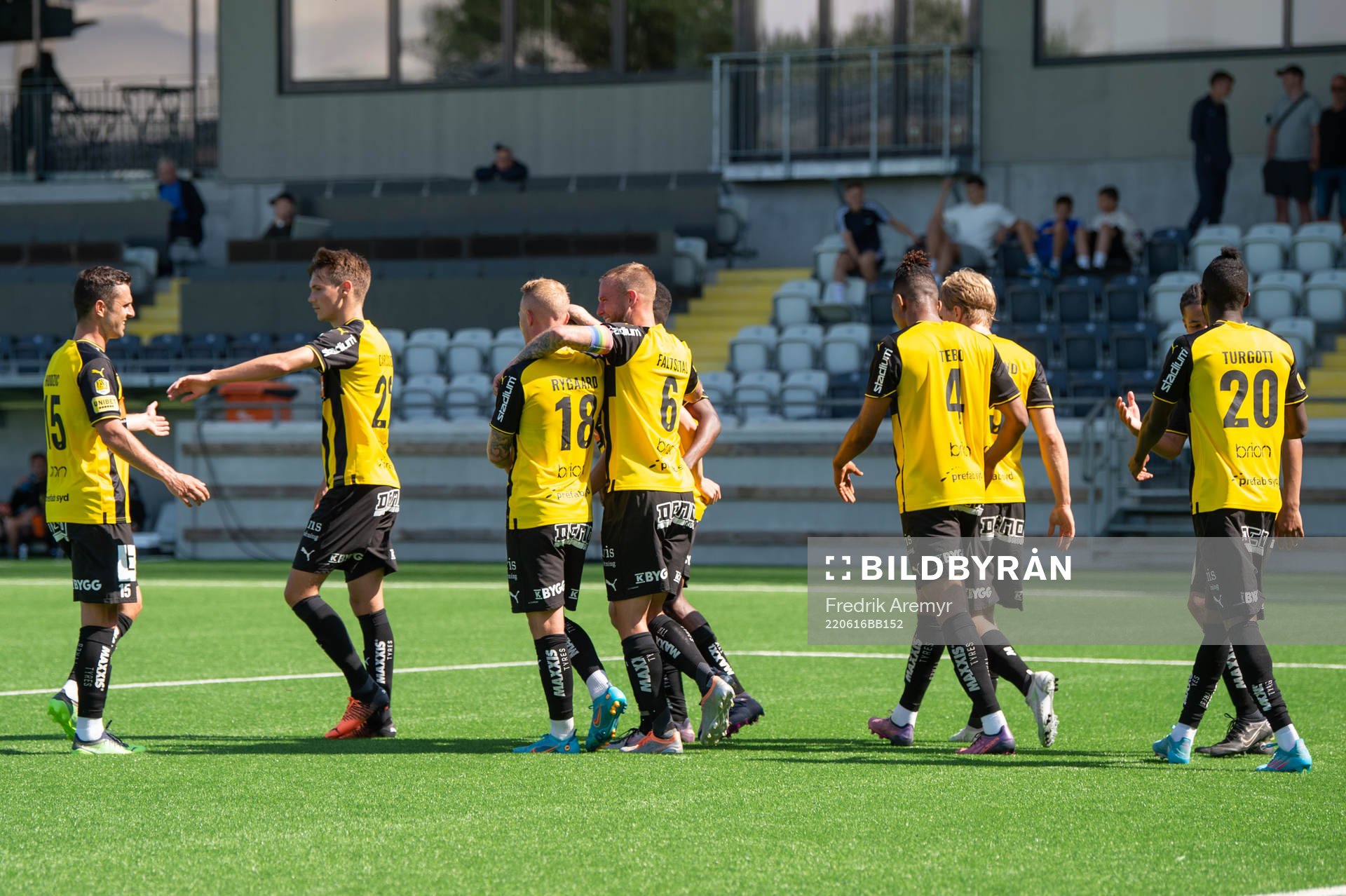 Häckens spelare jublar