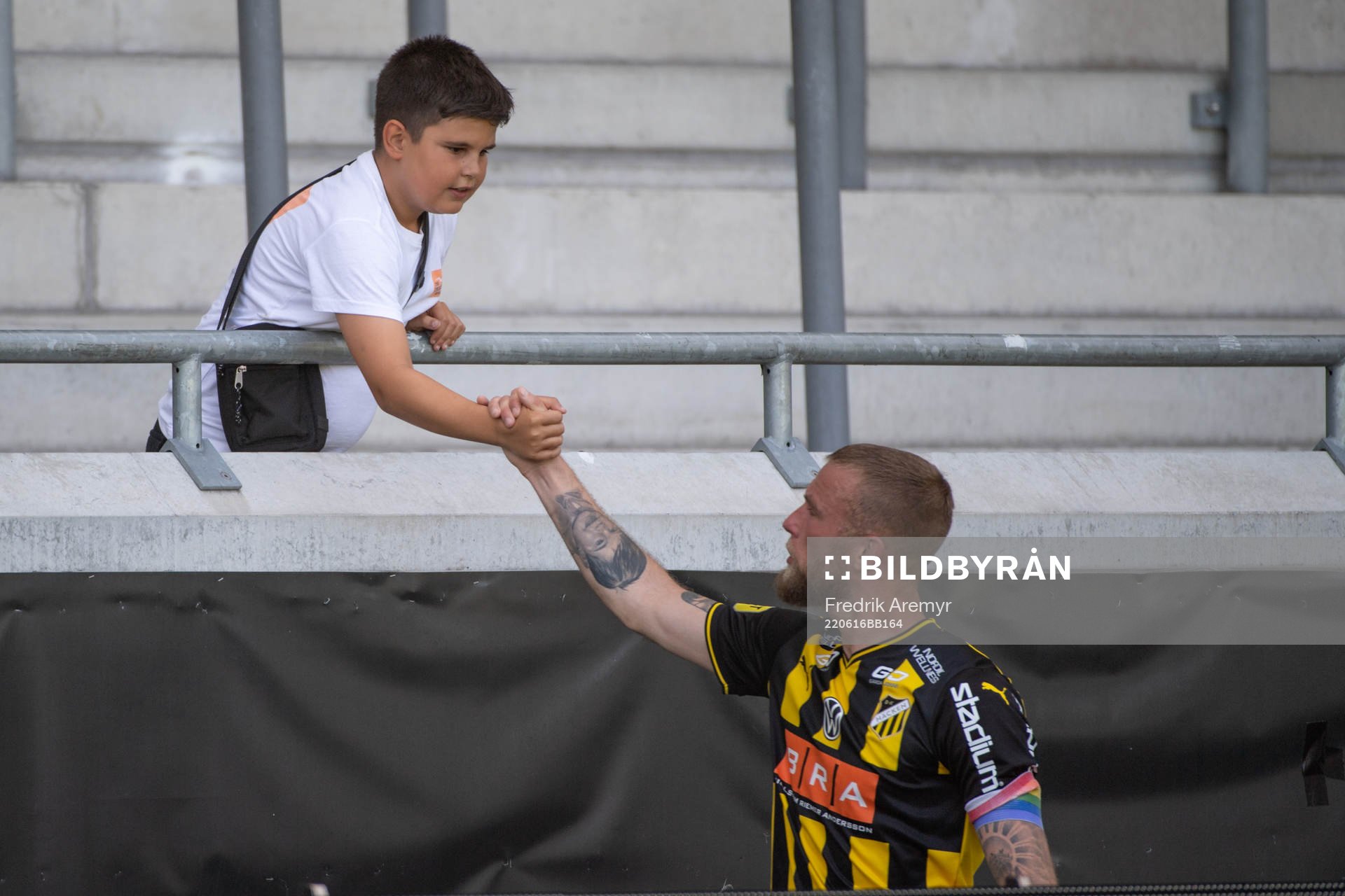 Häckens Alexander Falsetas tackar en supporter