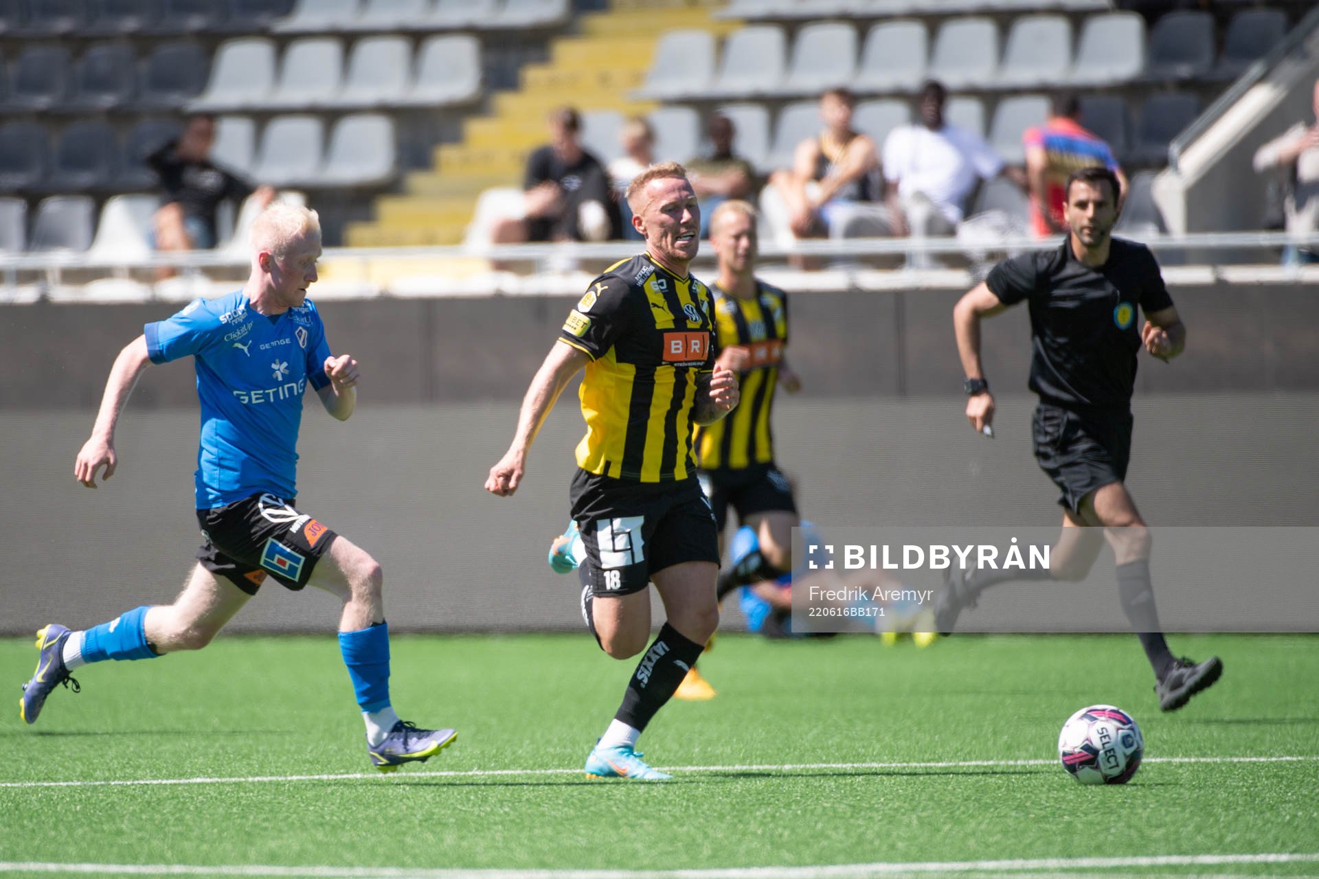 Häckens Mikkel Rygaard i löpduell med Halmstads Pontus