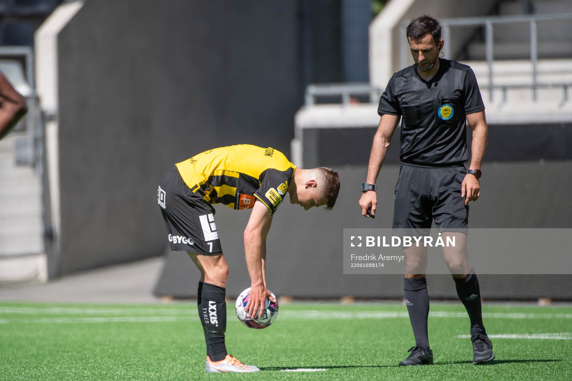 Häckens Leo Bengtssons lägger bollen till rätta på