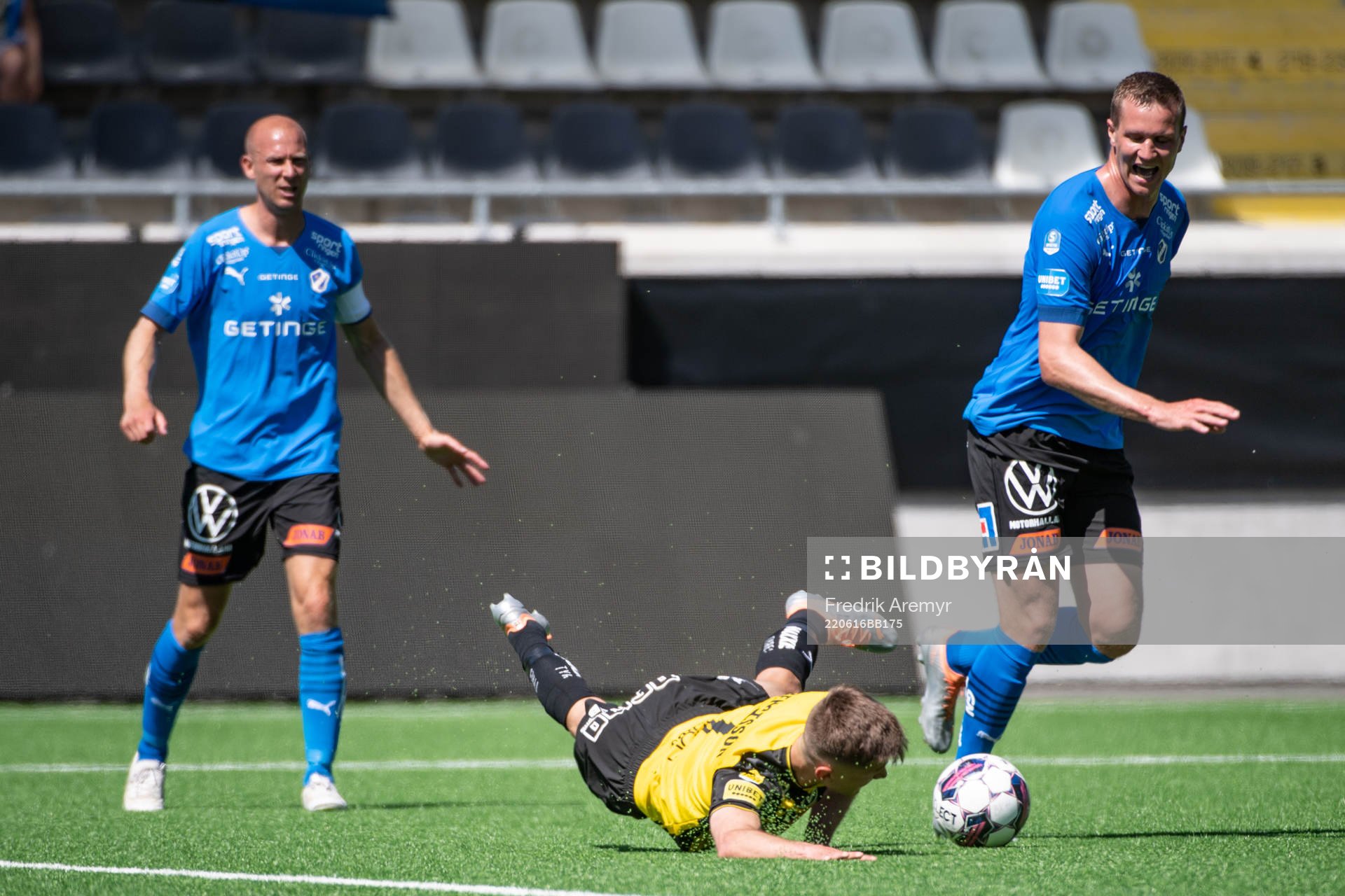Häckens Leo Bengtssons faller i straffområdet och orsakar