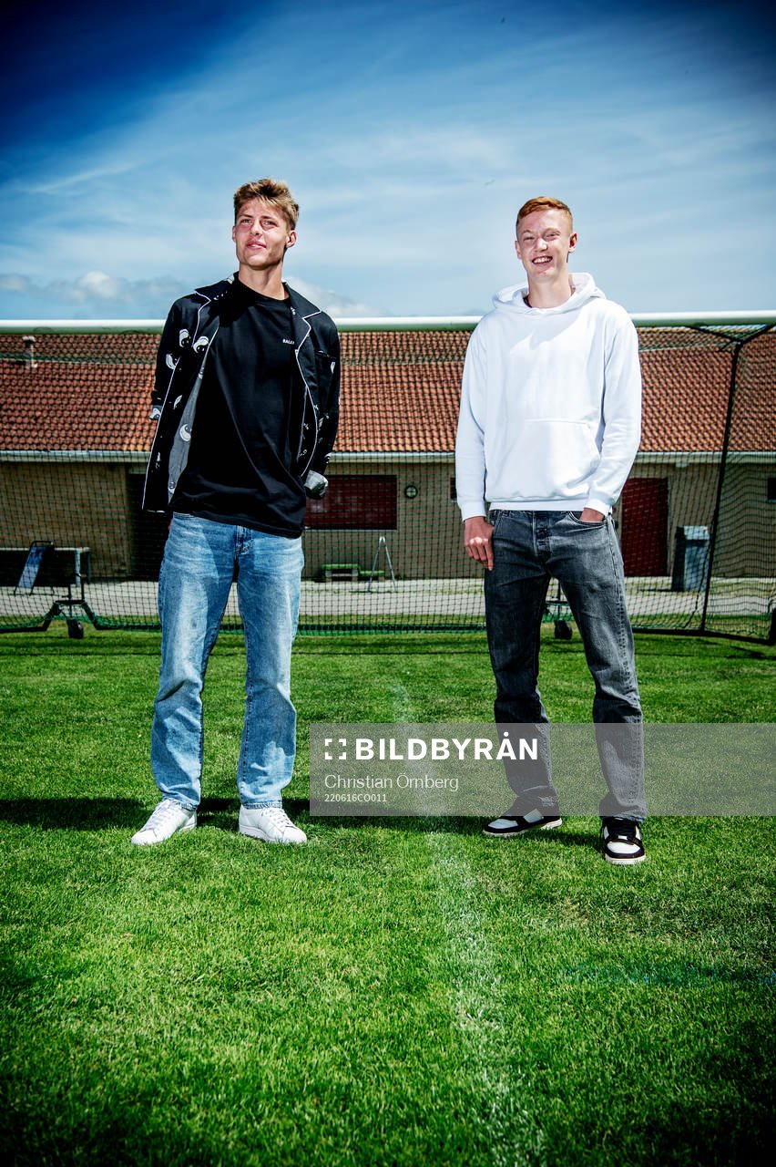 Lukas Björklund och Hugo Larsson på Sandskogens idrottsplats den 16 juni 2022 i Ystad. 
