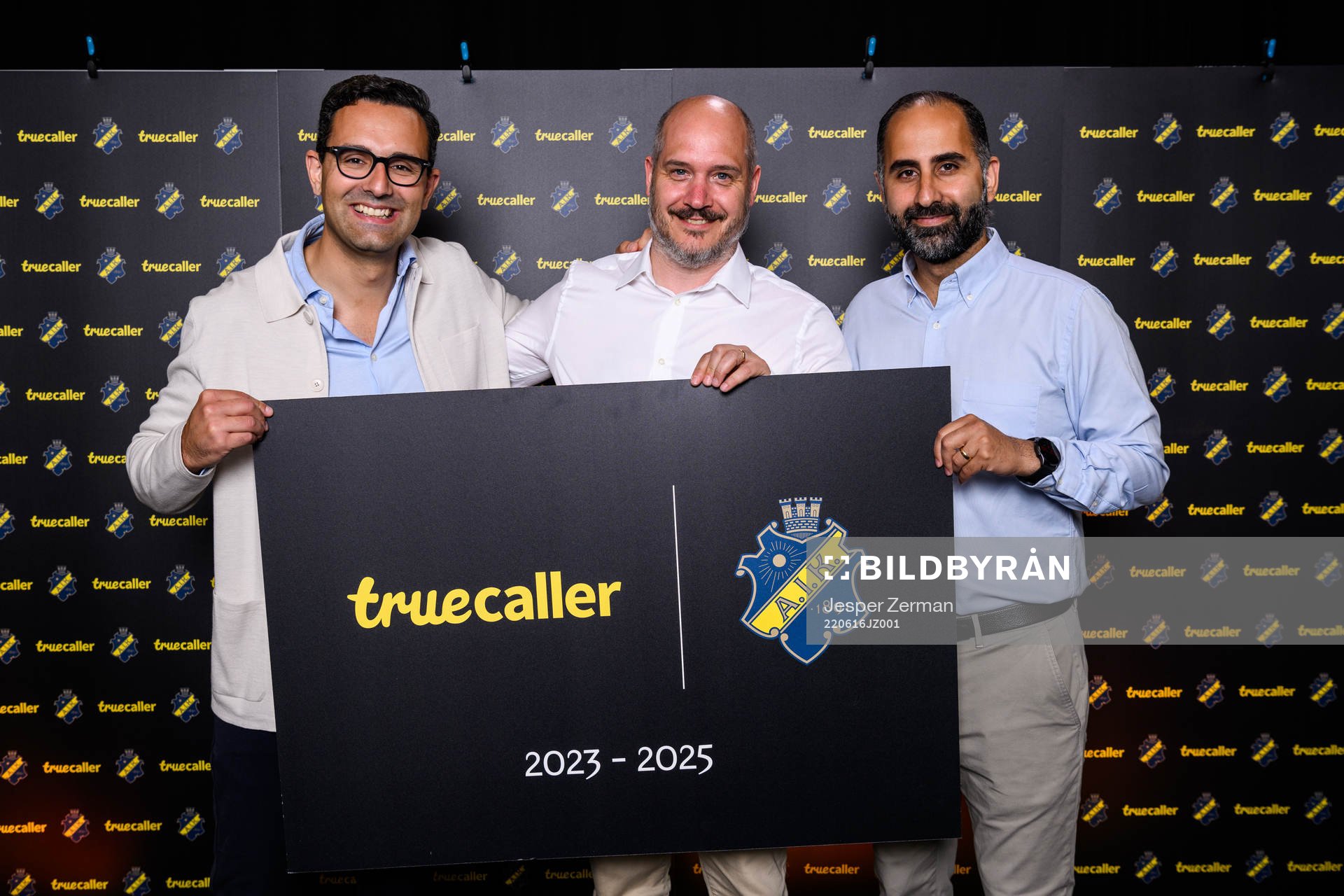 Alan Mamedi, VD och medgrundare för Truecaller, Fredrik Söderberg, vice klubbdirektör och vice VD för AIK Fotboll, och Nami Zarringhalam, CSO och medgrundare för Truecaller, poserar för en bild i samband med att Truecaller presenterats som ny huvudpartner för AIK Fotboll den 16 juni 2022 i Stockholm.
