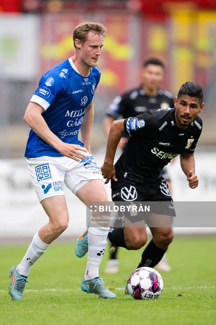 Trelleborgs Anton Tideman och IFK Göteborgs Hosam Aiesh under fotbollsmatchen i träningsmatchen mellan Trelleborg och IFK Göteborg den 17 juni 2022 i Trelleborg.