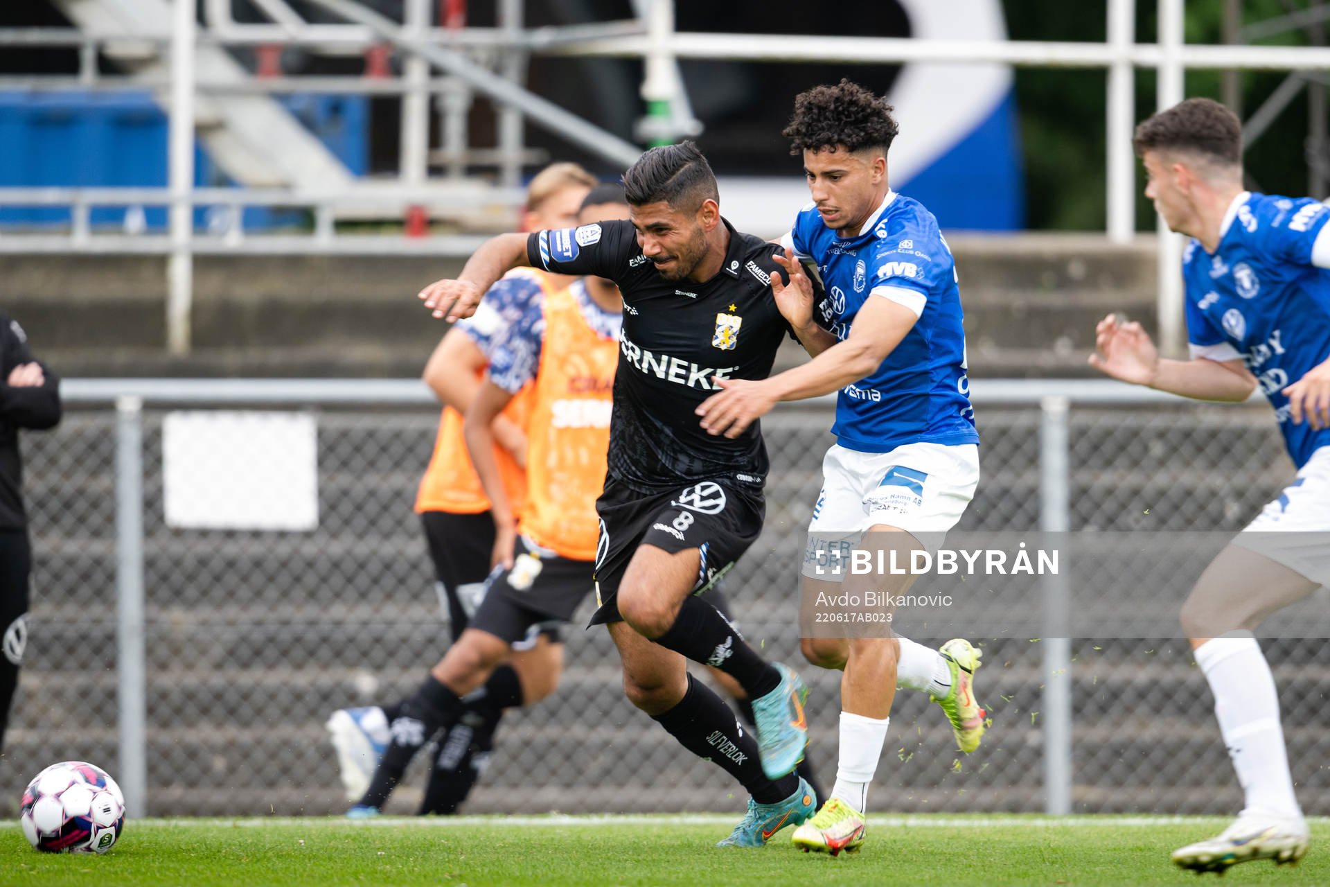 IFK Göteborgs Hosam Aiesh och Trelleborgs Othmane Salama under fotbollsmatchen i träningsmatchen mellan Trelleborg och IFK Göteborg den 17 juni 2022 i Trelleborg.