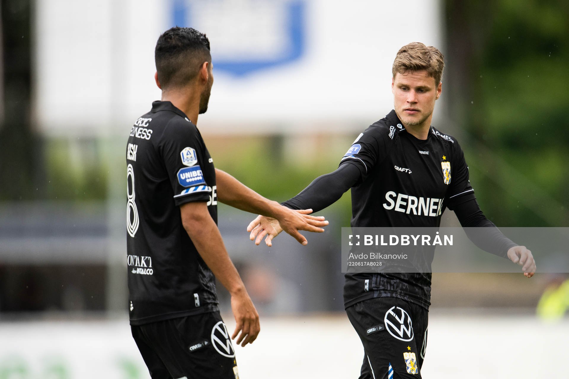 IFK Göteborgs Hosam Aiesh och Gustaf Norlin jublar