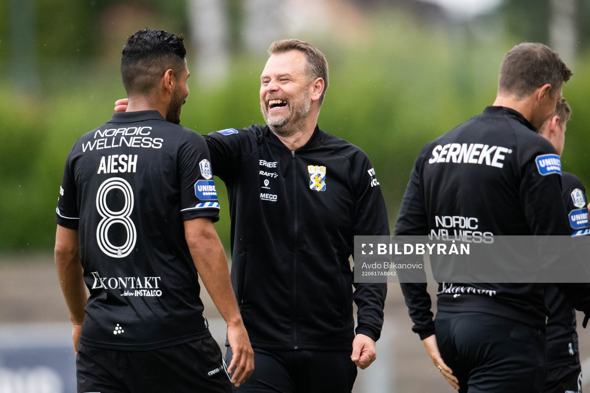 IFK Göteborgs tränare Mikael Stahre och Hosam Aiesh jublar