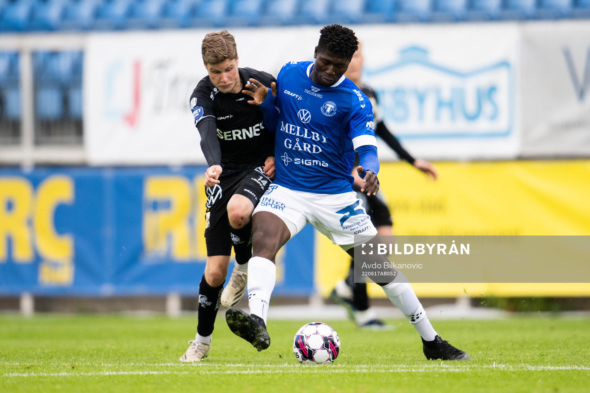 Trelleborgs Abel Ogwuche och IFK Göteborgs Gustaf Norlin