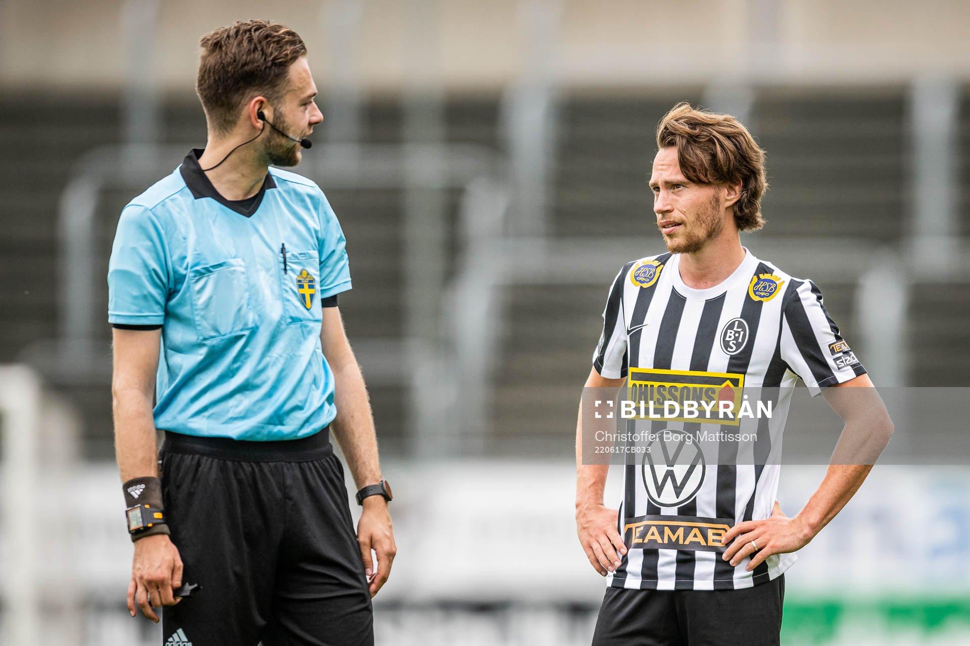Domare Max Persson i samtal med Landskronas Filip Ottosson