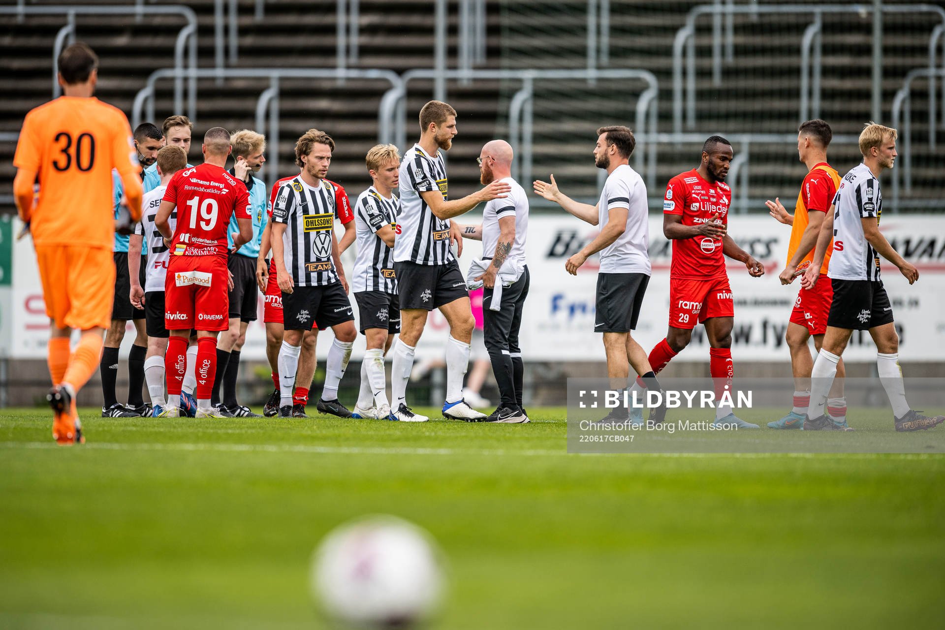 Spelare från Landskrona och Värnamo tackar varandra efter fotbollsmatchen i U21 Allsvenskan mellan Landskrona och Värnamo den 17 juni 2022 i Landskrona.