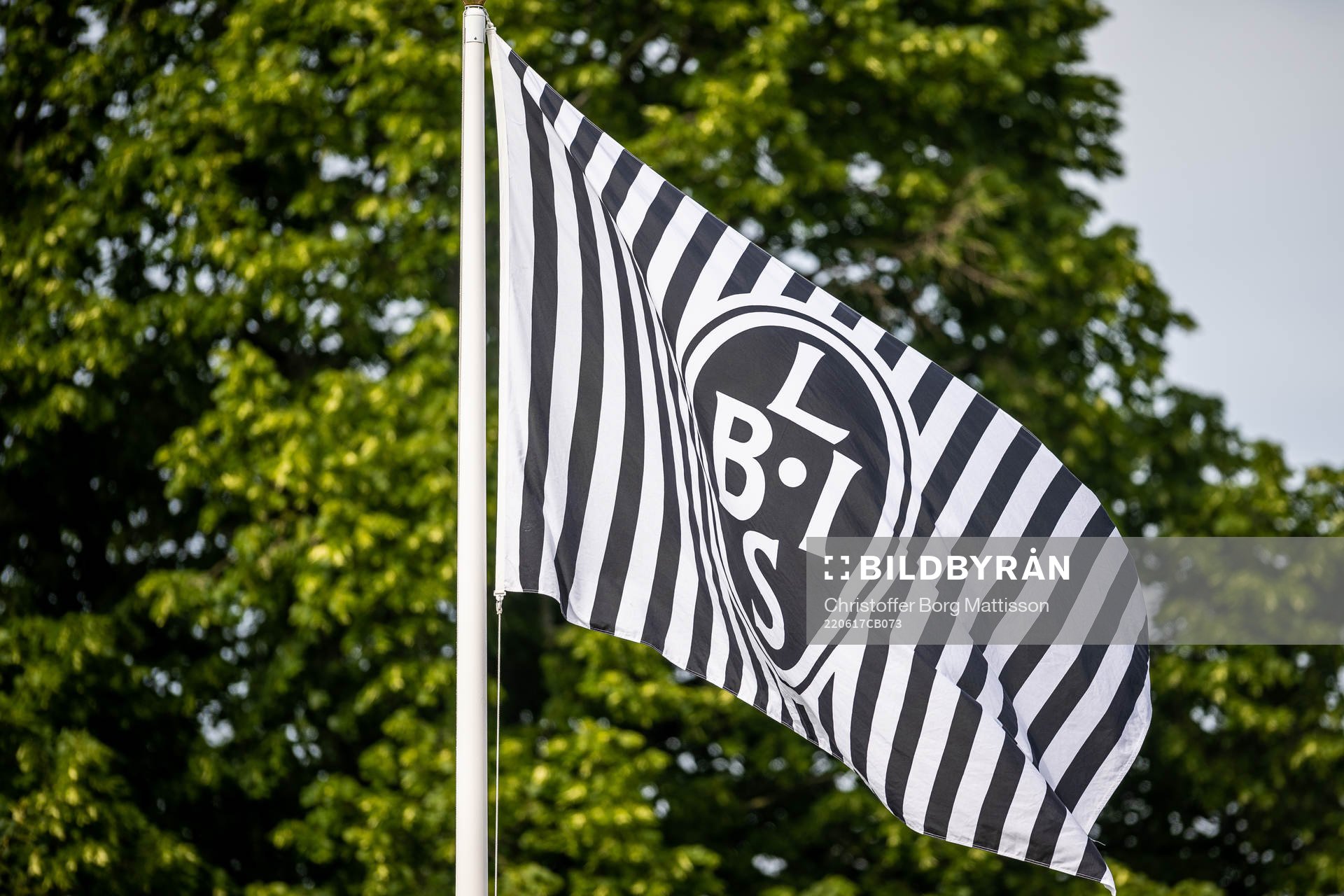 En flagga med Landskronas klubbmärke på
