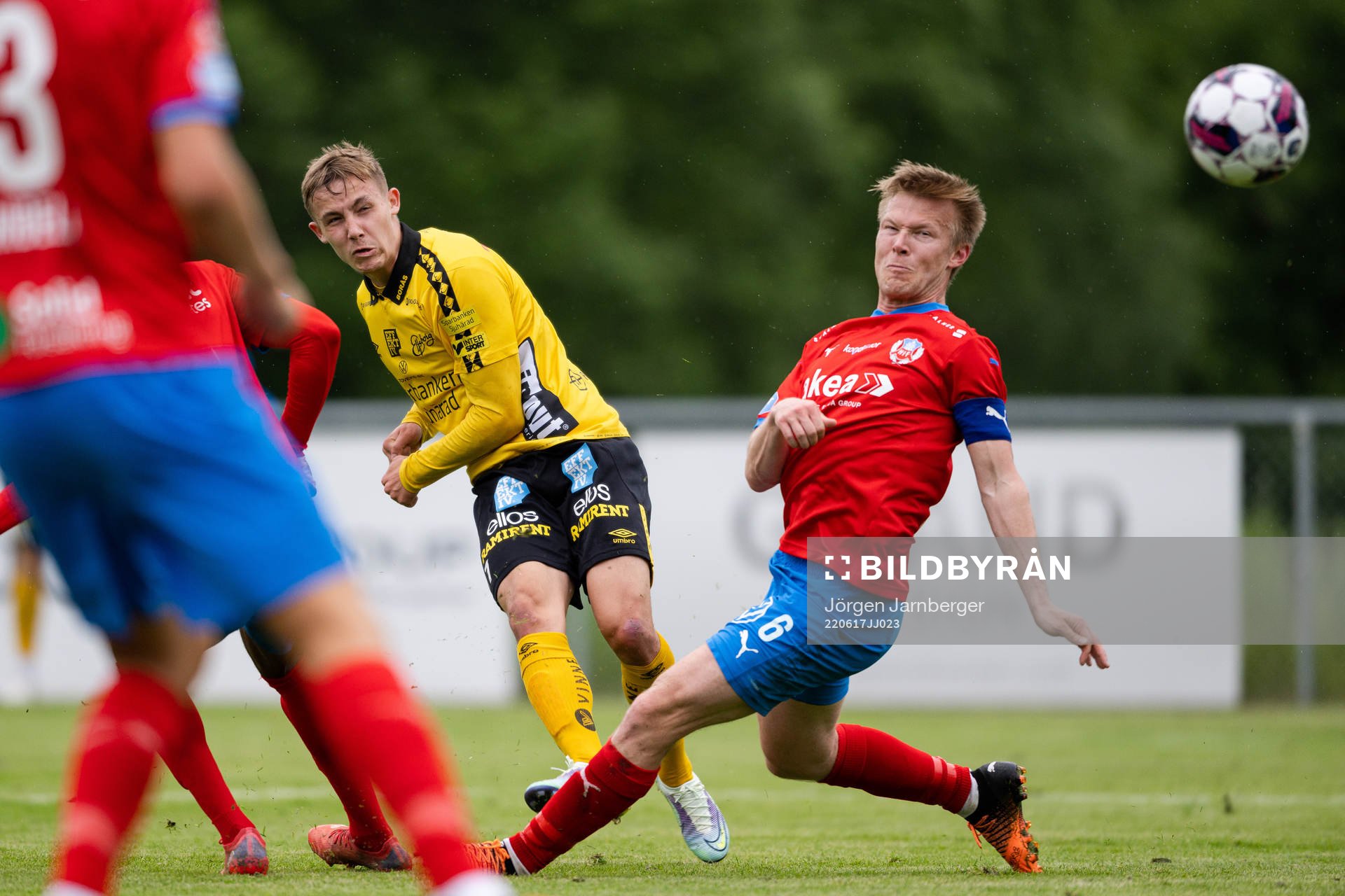 Elfsborgs Jacob Ondrejka och Helsingborgs Andreas Landgren under träningsmatchen i fotboll mellan Elfsborg och Helsingborg den 17 juni 2022 i Kinna.