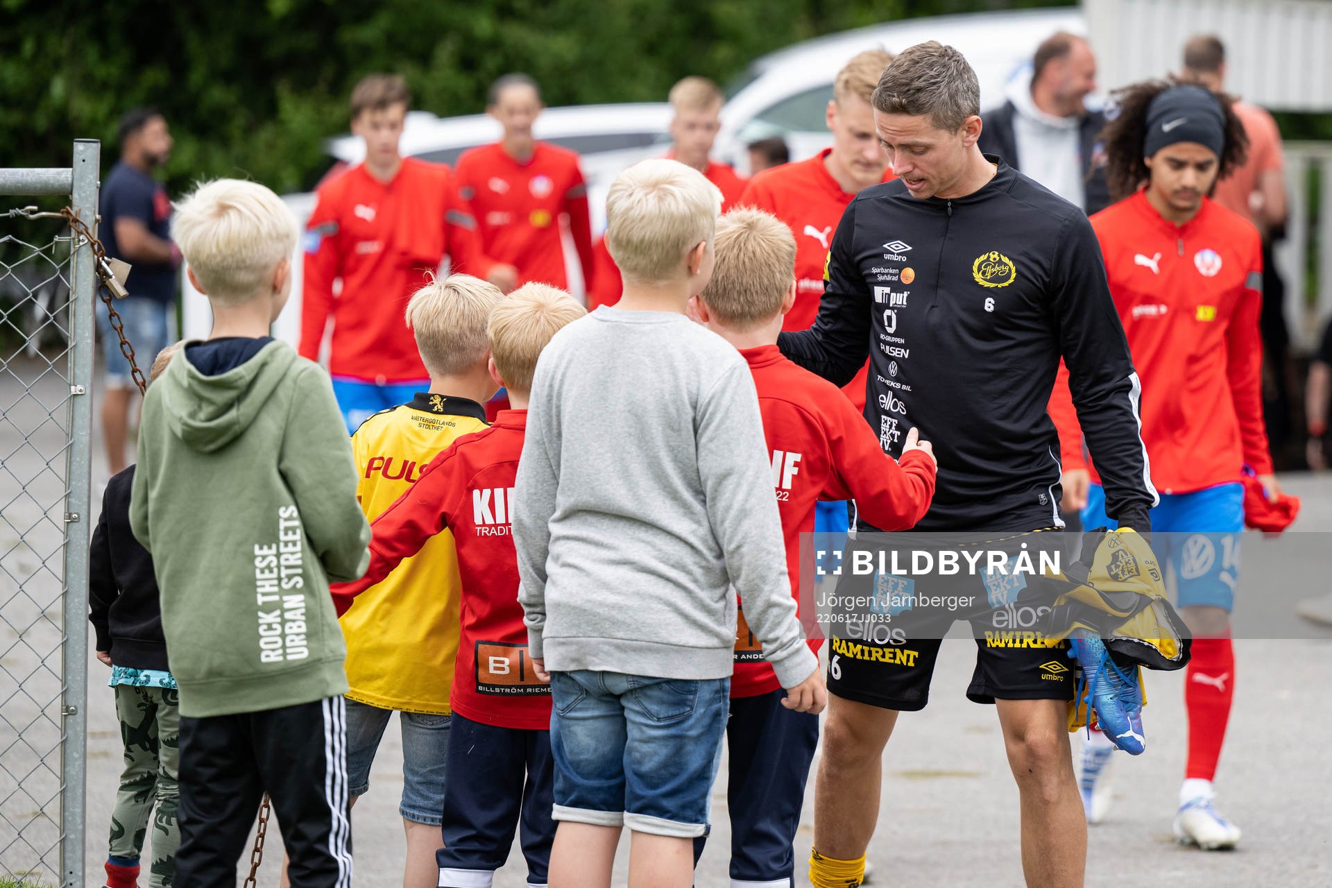 Elfsborgs André Ibsen Rømer hälsar på ungdomar