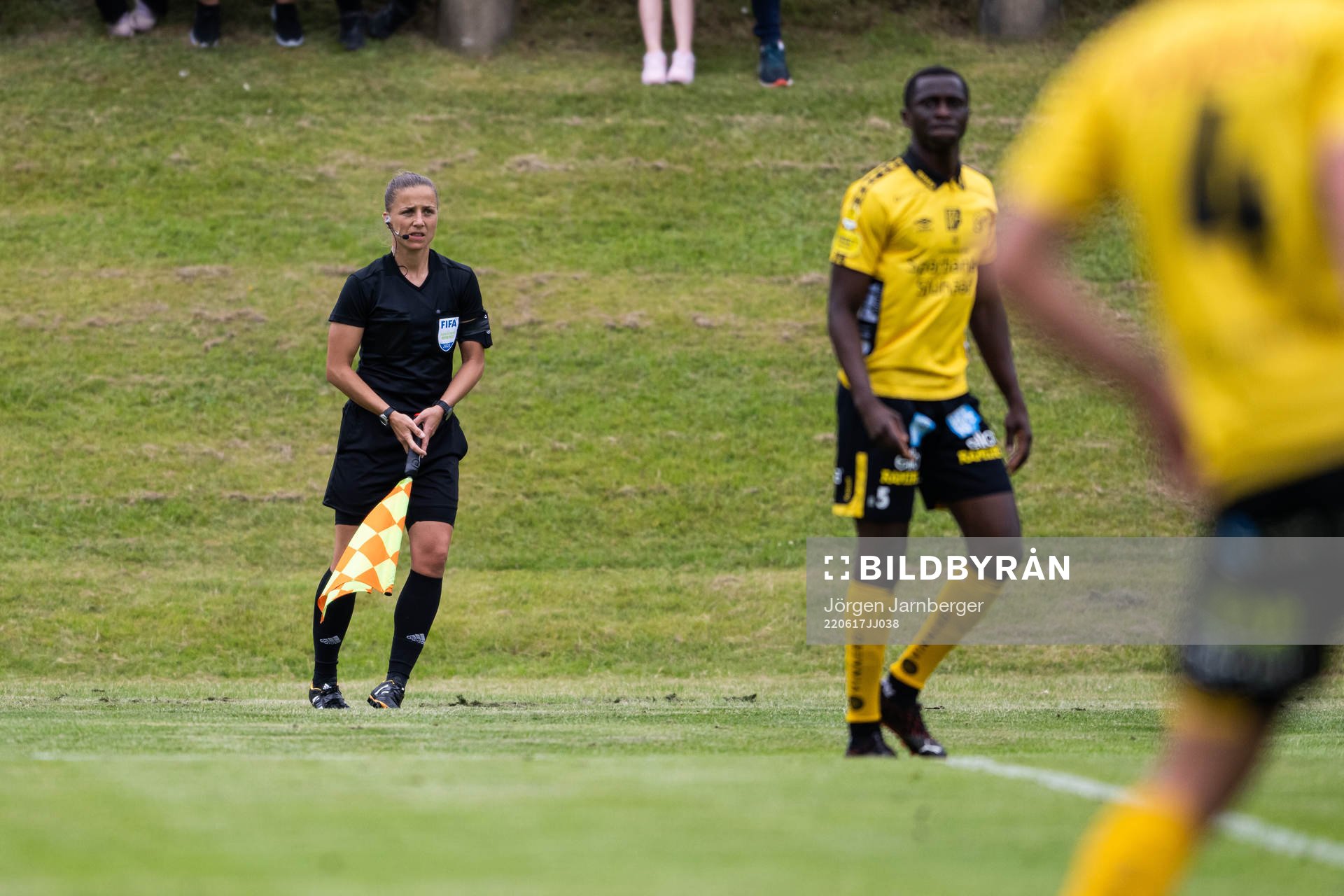 Assisterande domare Almira Spahic under träningsmatchen i fotboll mellan Elfsborg och Helsingborg den 17 juni 2022 i Kinna. 