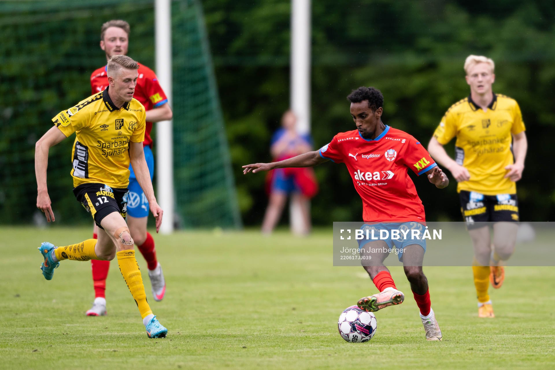 Elfsborgs Alexander Bernhardsson och Helsingborgs Taha Ali