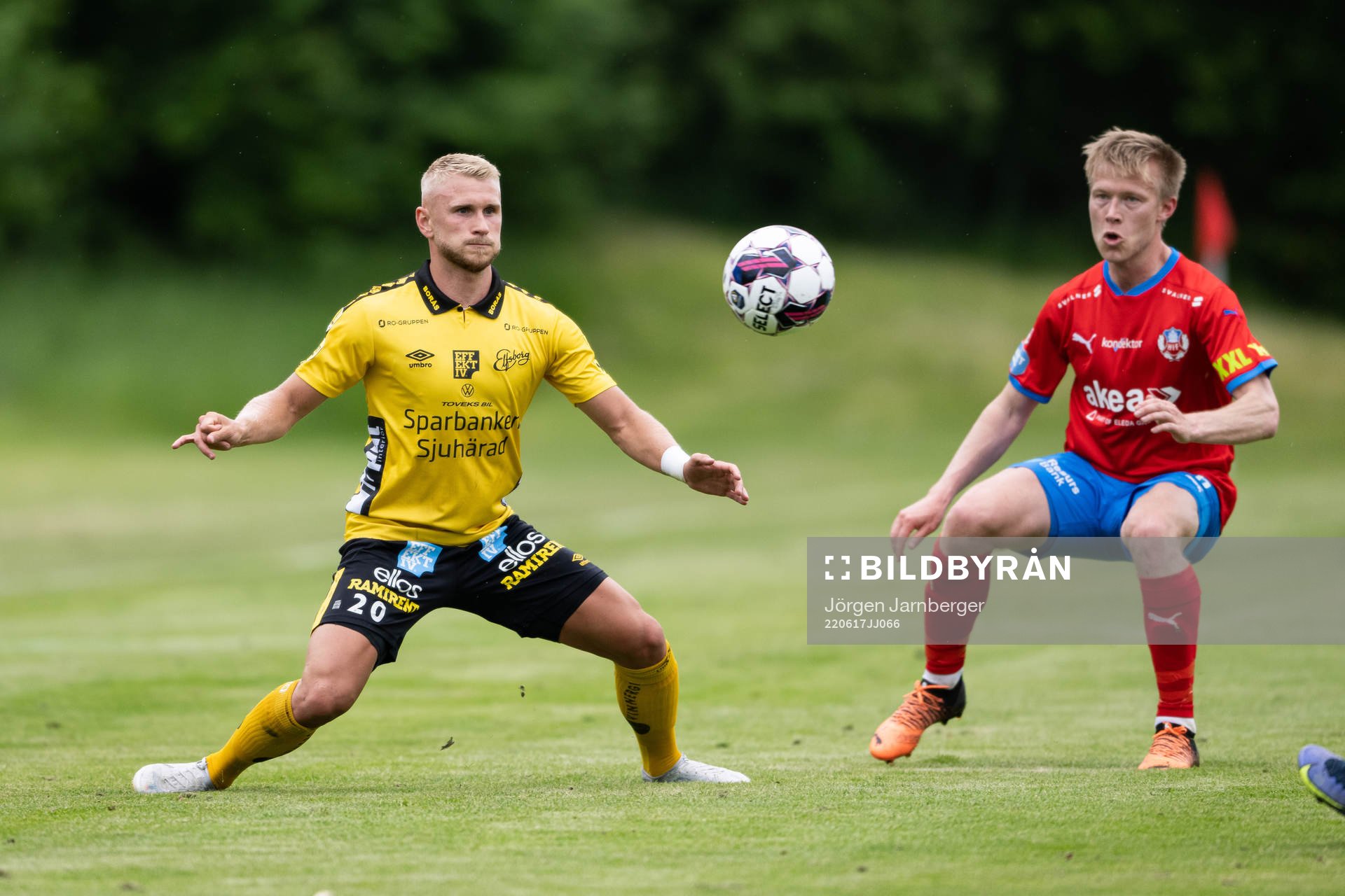 Elfsborgs Simon Strand och Helsingborgs Andreas Landgren under träningsmatchen i fotboll mellan Elfsborg och Helsingborg den 17 juni 2022 i Kinna.