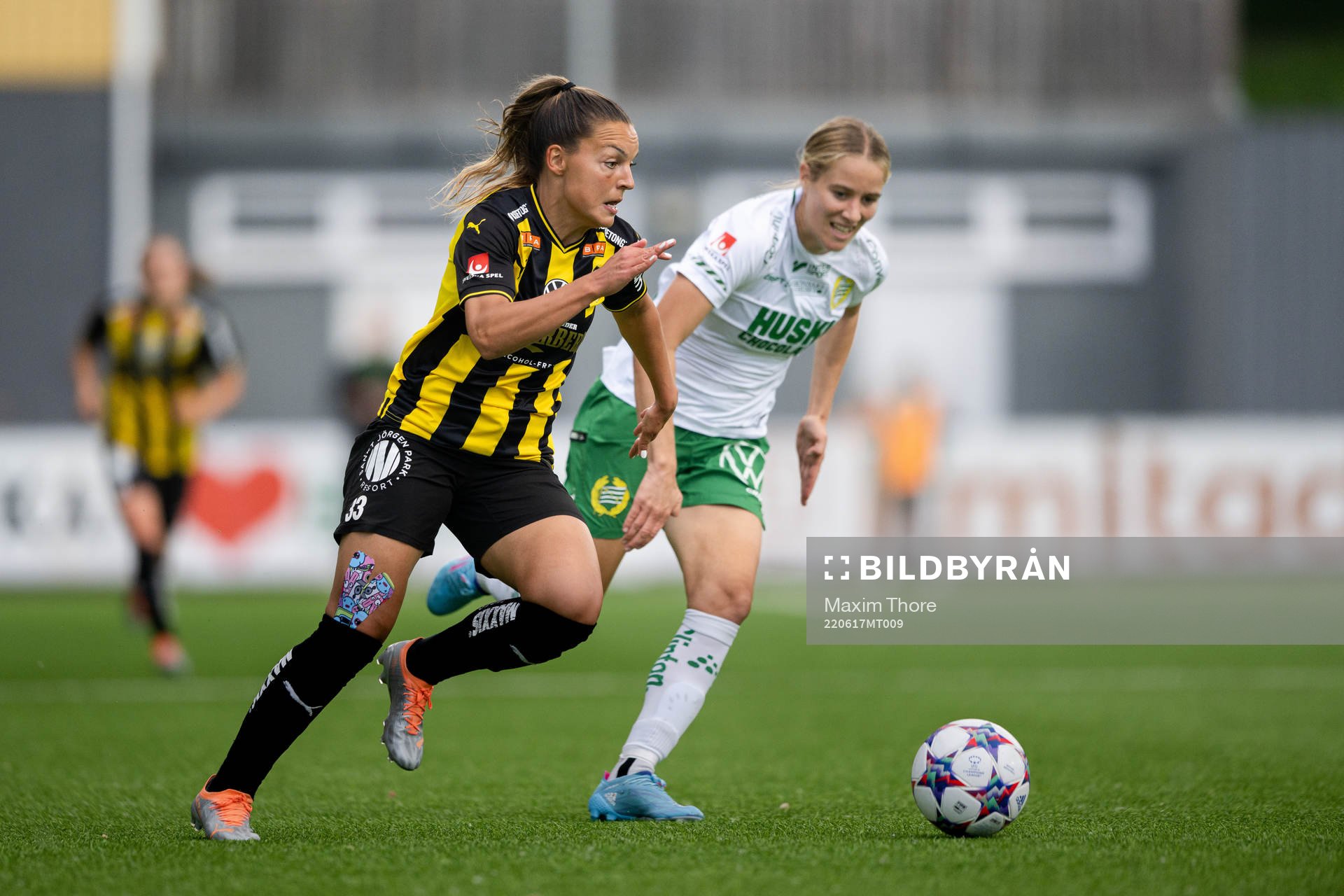 Häckens Johanna Rytting Kaneryd och Hammarbys Courtney Nevin under fotbollsmatchen i Damallsvenskan mellan Hammarby och Häcken den 17 juni 2022 i Stockholm.