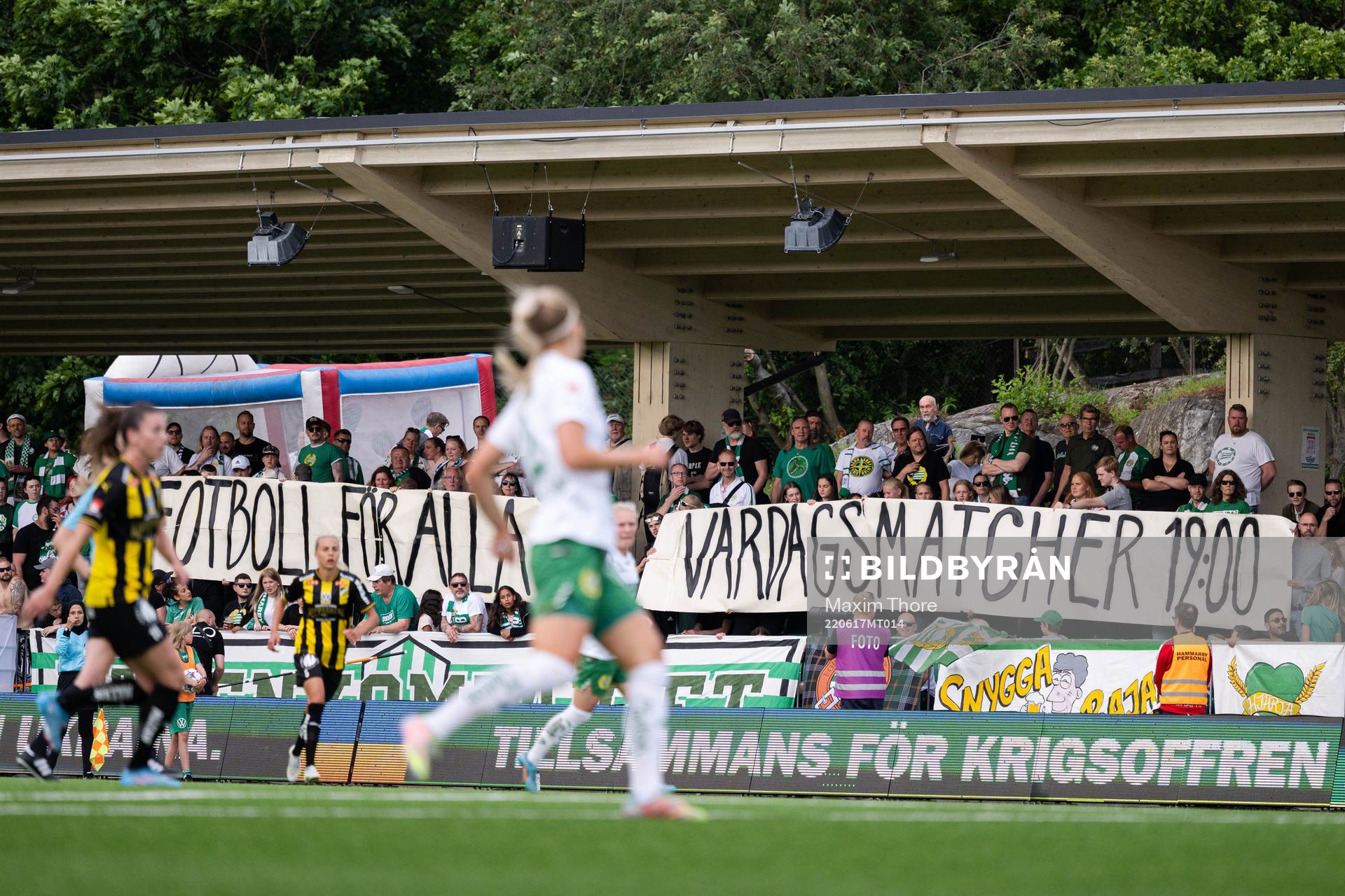 Hammarbys supportar med en banderoll under fotbollsmatchen i Damallsvenskan mellan Hammarby och Häcken den 17 juni 2022 i Stockholm. 