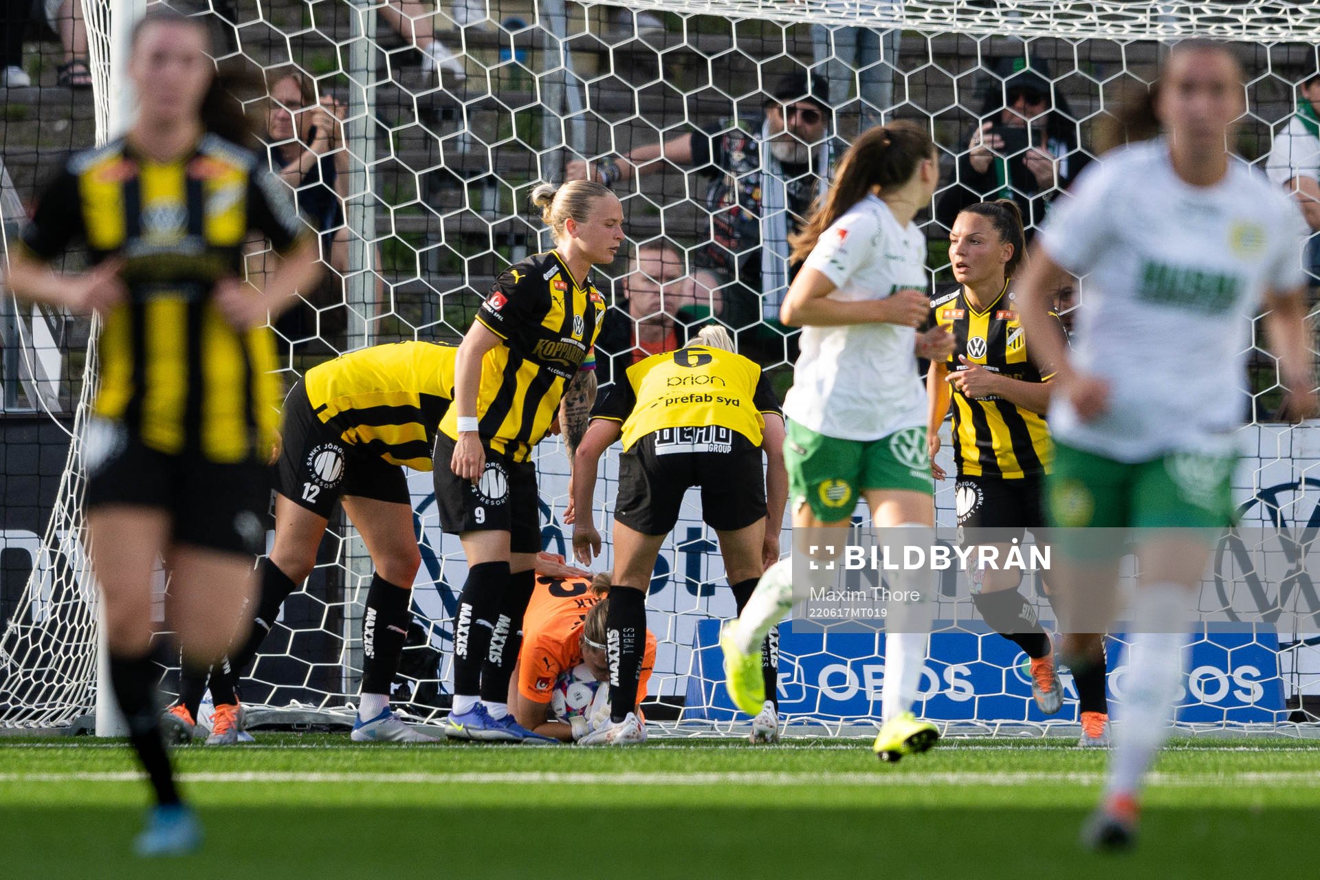 Häckens spelare jublar med målvakt Jennifer Falk efter räddad straff under fotbollsmatchen i Damallsvenskan mellan Hammarby och Häcken den 17 juni 2022 i Stockholm.