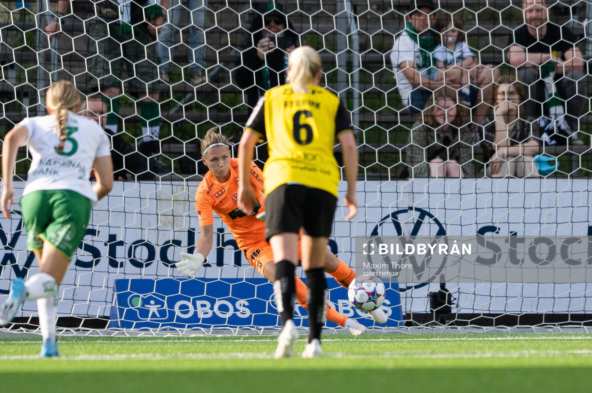 Häckens målvakt Jennifer Falk räddar straff