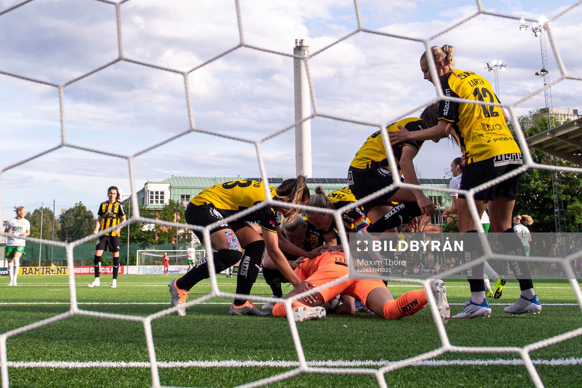 Häckens målvakt Jennifer Falk jublar med lagkamrater efter en räddad straff under fotbollsmatchen i Damallsvenskan mellan Hammarby och Häcken den 17 juni 2022 i Stockholm.