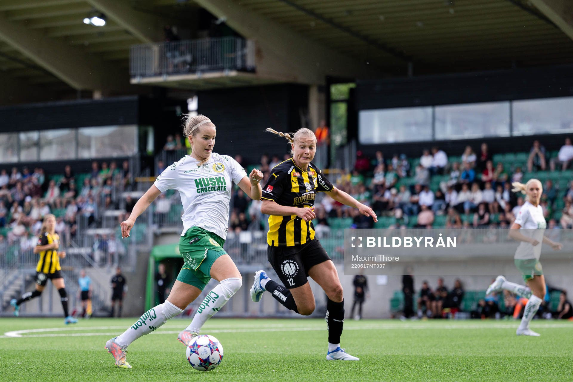 Hammarbys Eva Nyström och Häckens Stine Larsen under fotbollsmatchen i Damallsvenskan mellan Hammarby och Häcken den 17 juni 2022 i Stockholm.