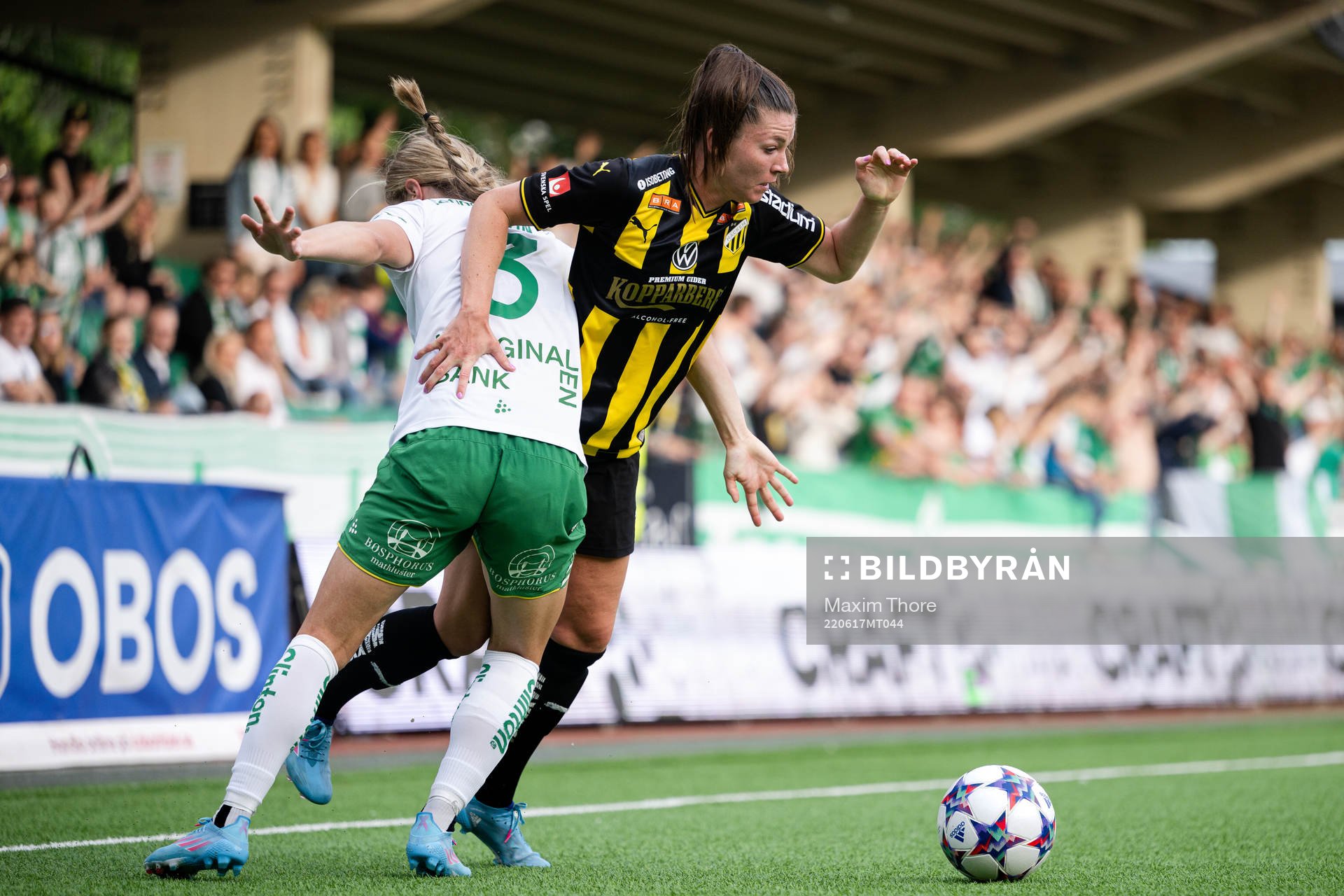 Hammarbys Courtney Nevin och Häckens Pauline Hammarlund under fotbollsmatchen i Damallsvenskan mellan Hammarby och Häcken den 17 juni 2022 i Stockholm.