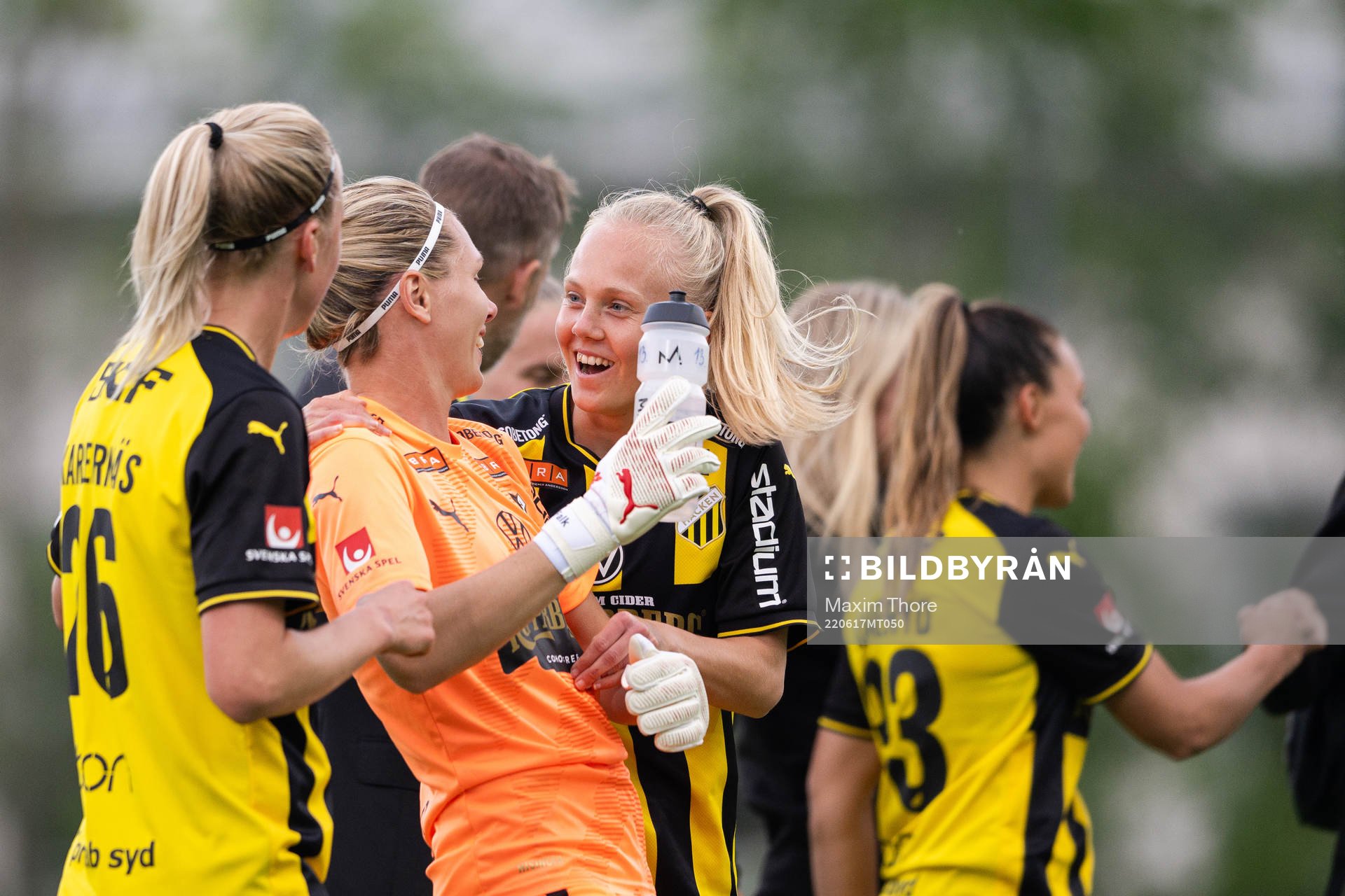 Häckens målvakt Jennifer Falk och Luna Nörgaard Gevitz