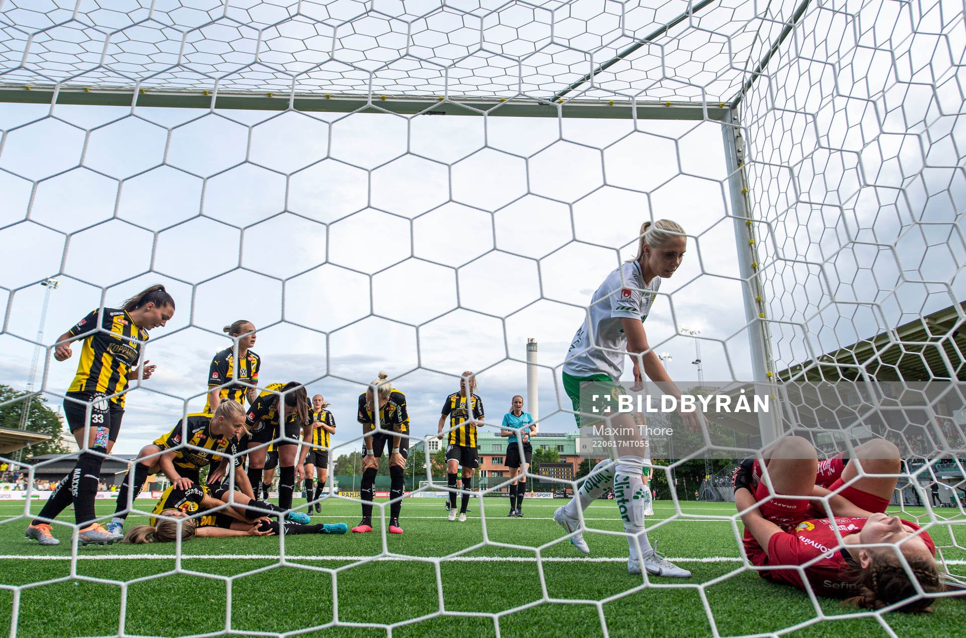 Häckens Andrine Stolsmo Hegerberg och Hammarbys målvakt