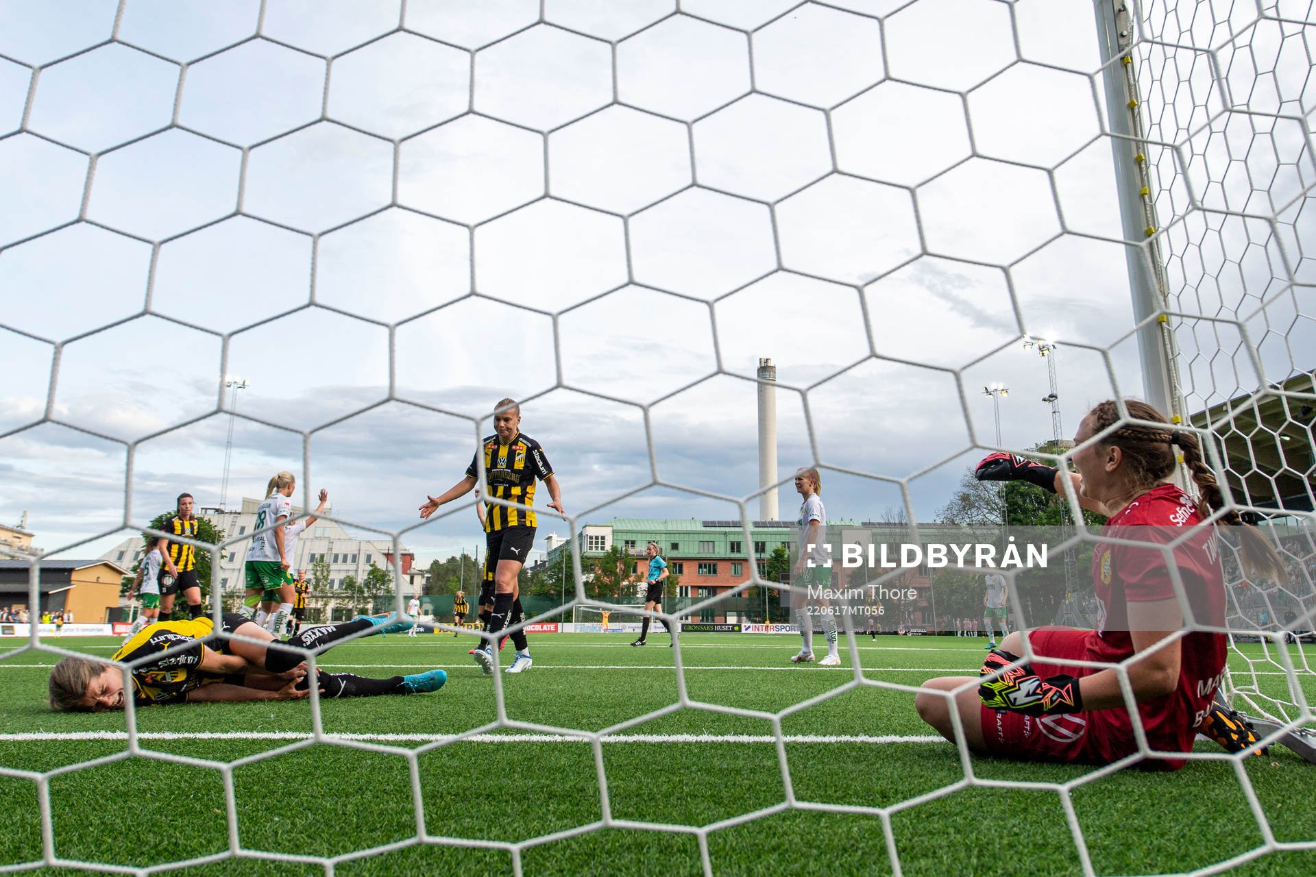 Häckens Andrine Stolsmo Hegerberg och Hammarbys målvakt