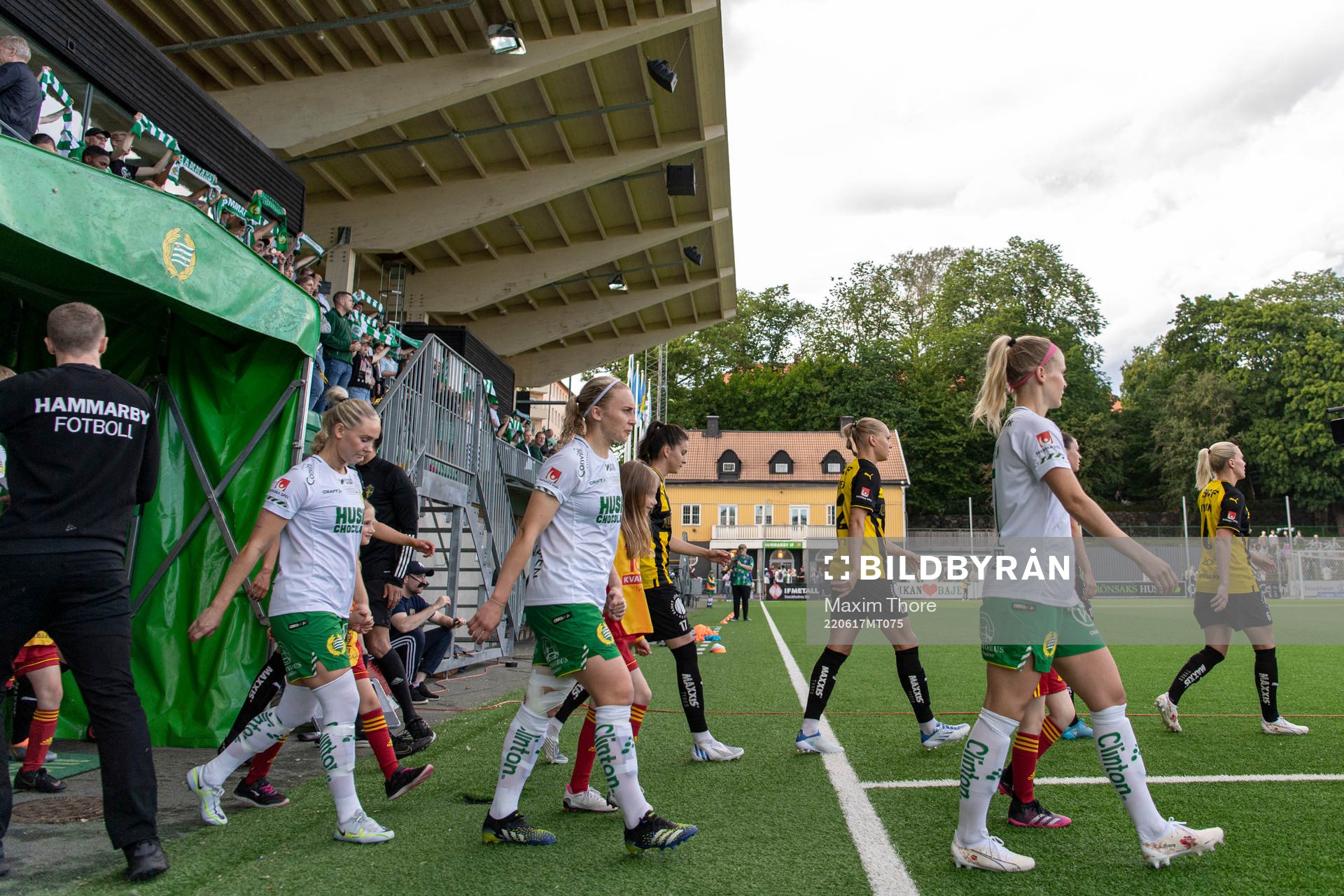 Spelarna gör entré till fotbollsmatchen i Damallsvenskan
