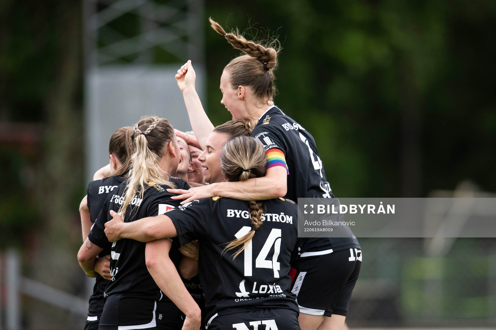 Örebros Elli Pikkujämsä jublar med lagkamrater