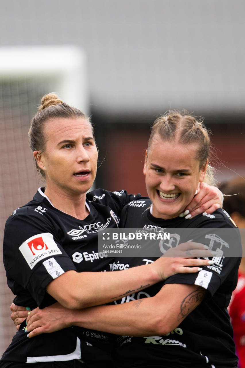 Örebros Jenna Hellstrom och Elli Pikkujämsä jublar