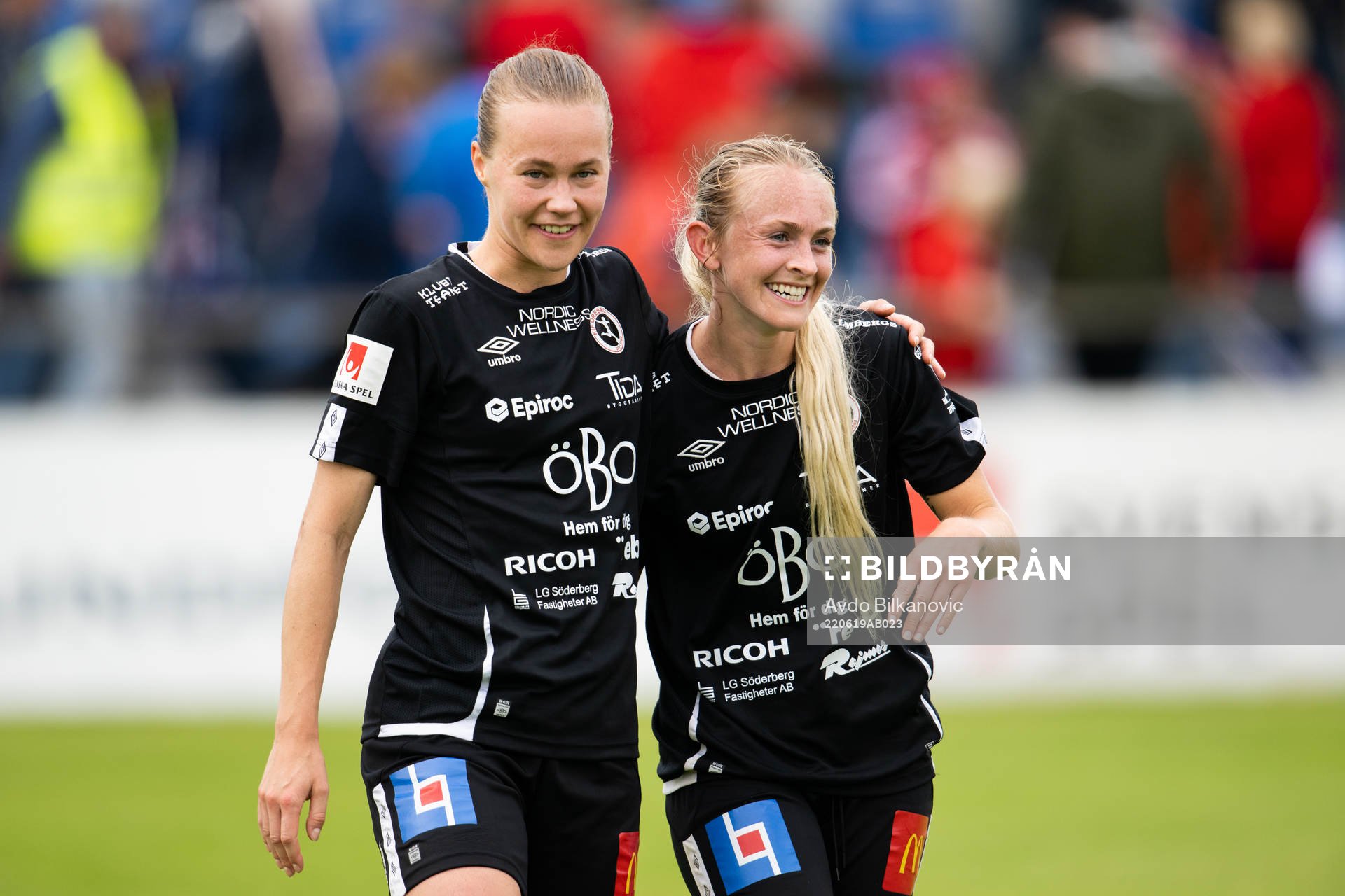 Örebros Frida Abrahamsson och Michaela Kovacs jublar efter slutsignalen under fotbollsmatchen i Damallsvenskan mellan Vittsjö och Örebro den 19 juni 2022 i Vittsjö.
