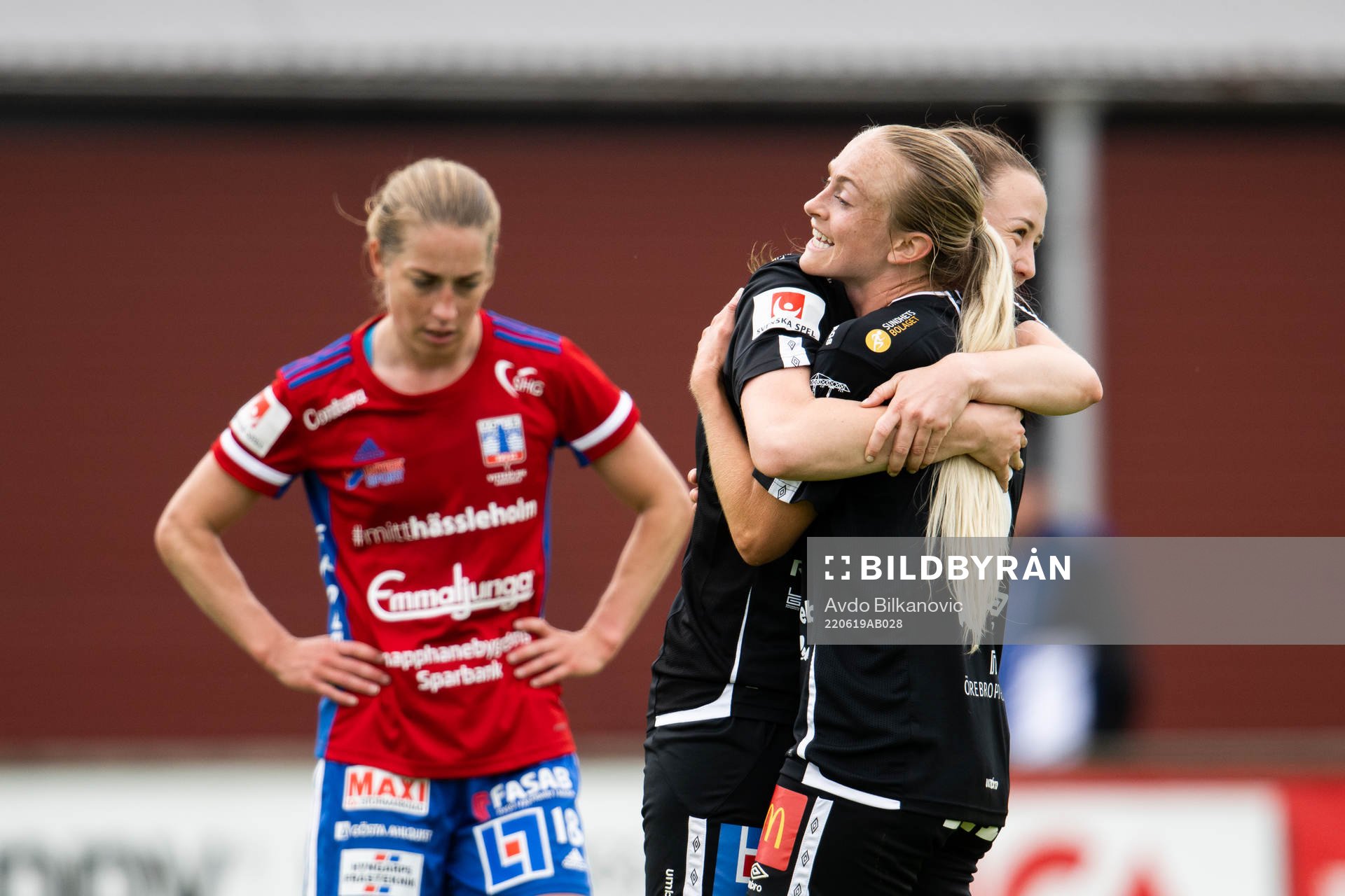Örebros Maja Regnås och Michaela Kovacs jublar