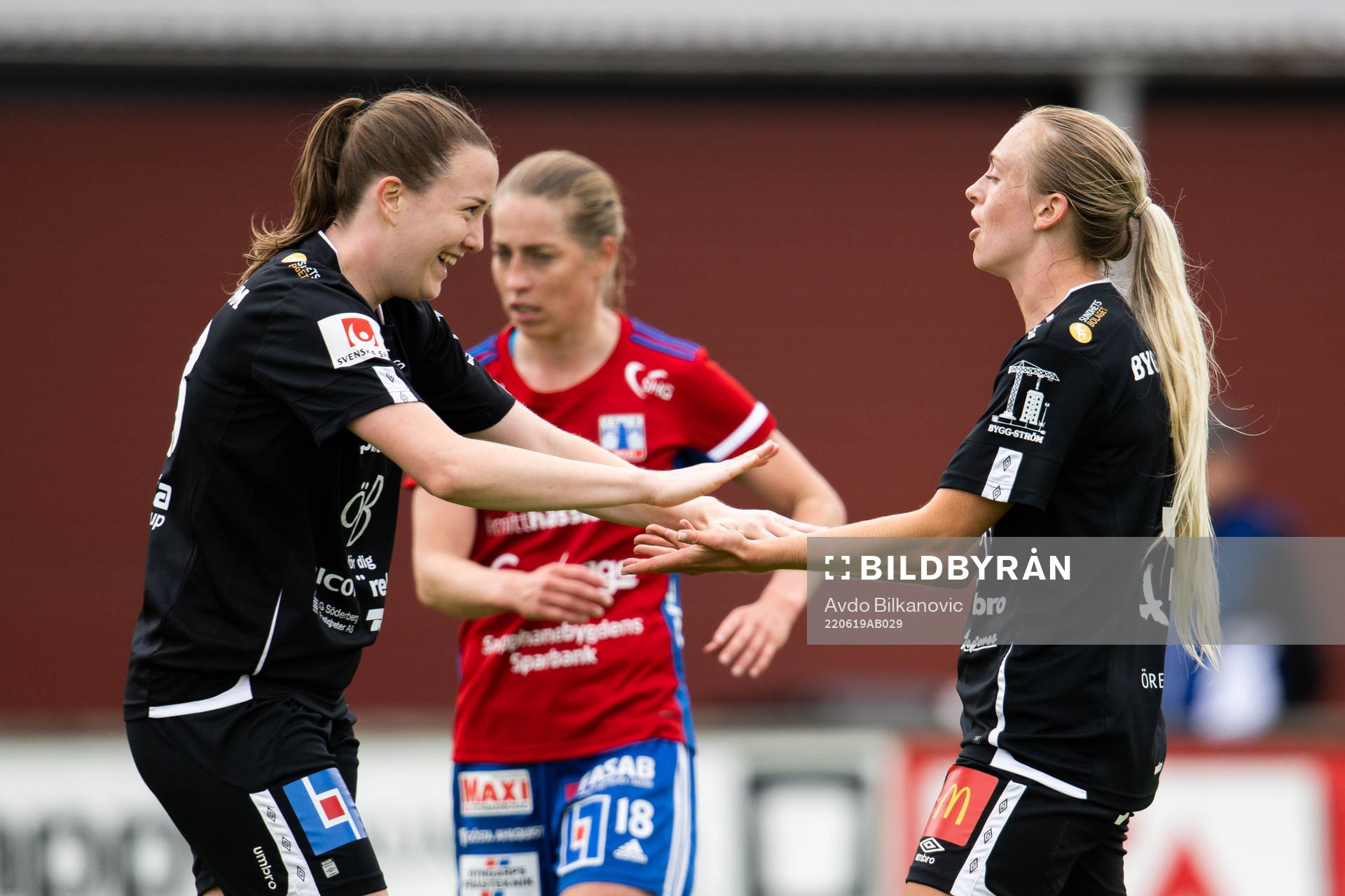 Örebros Maja Regnås och Michaela Kovacs jublar efter slutsignalen under fotbollsmatchen i Damallsvenskan mellan Vittsjö och Örebro den 19 juni 2022 i Vittsjö.