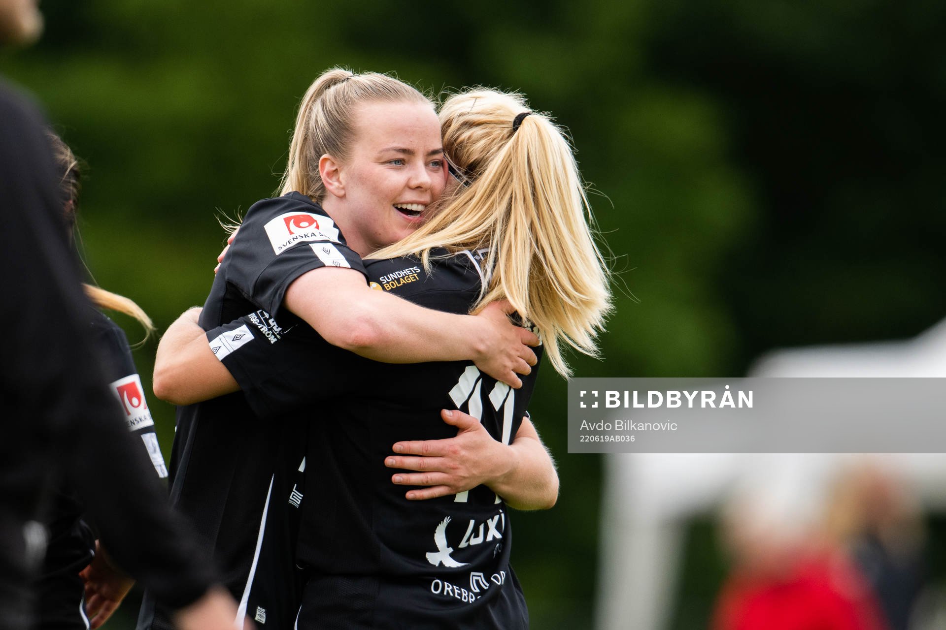 Örebros Maja Regnås och Katie Jayne Lockwood jublar