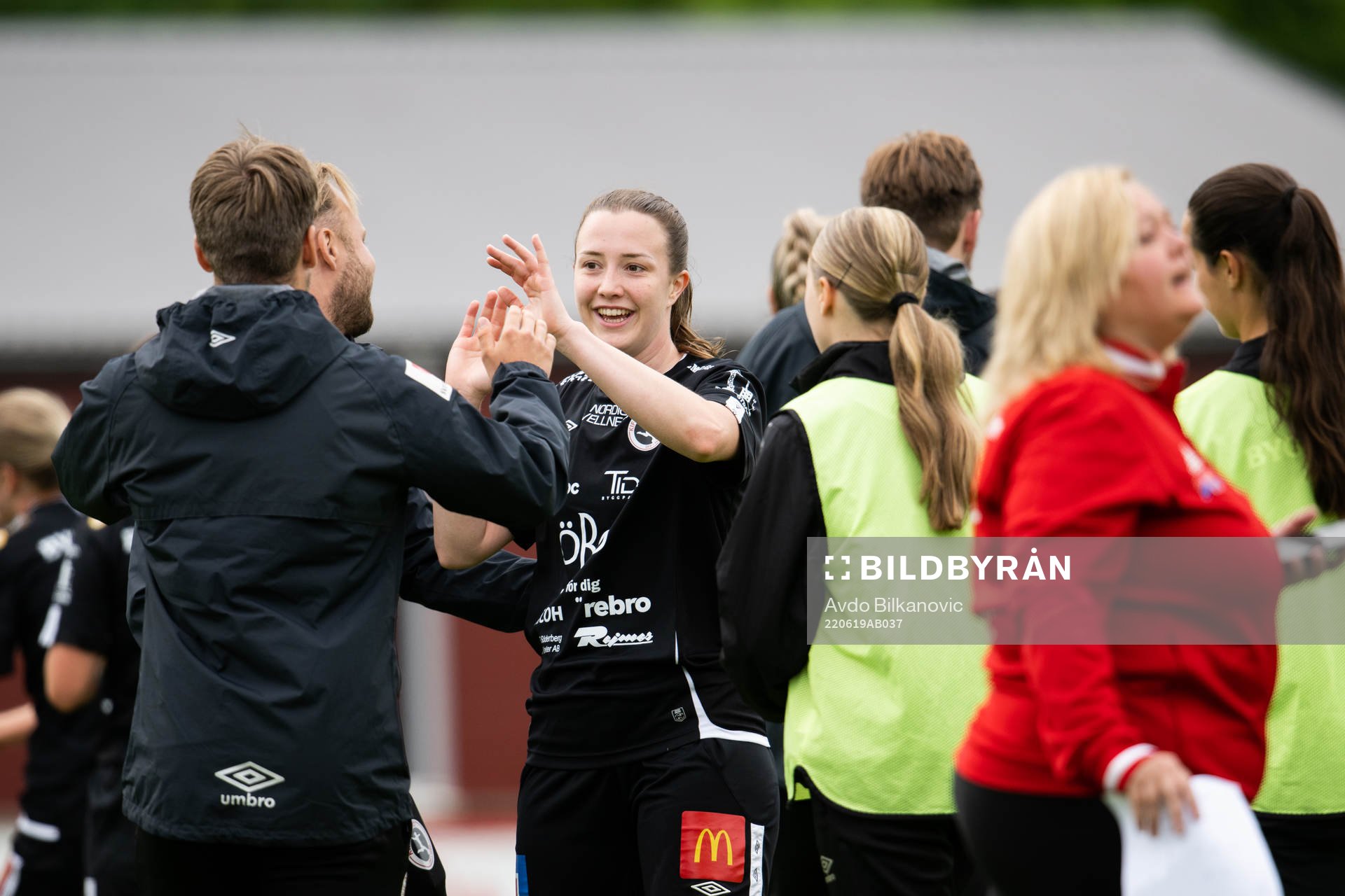 Örebros Maja Regnås jublar efter slutsignalen under fotbollsmatchen i Damallsvenskan mellan Vittsjö och Örebro den 19 juni 2022 i Vittsjö.