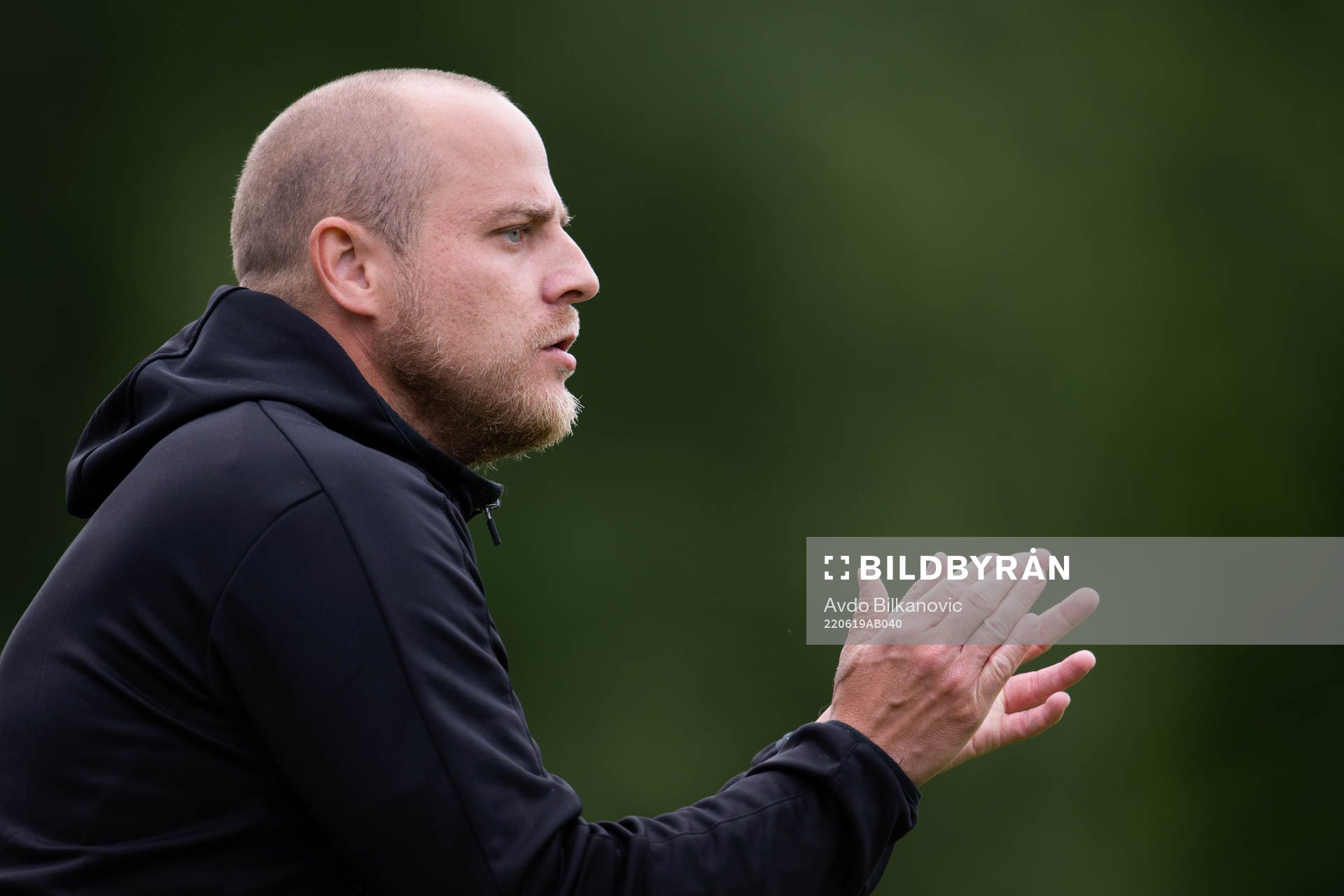 Örebros tränare Rickard Johansson under fotbollsmatchen i Damallsvenskan mellan Vittsjö och Örebro den 19 juni 2022 i Vittsjö. 