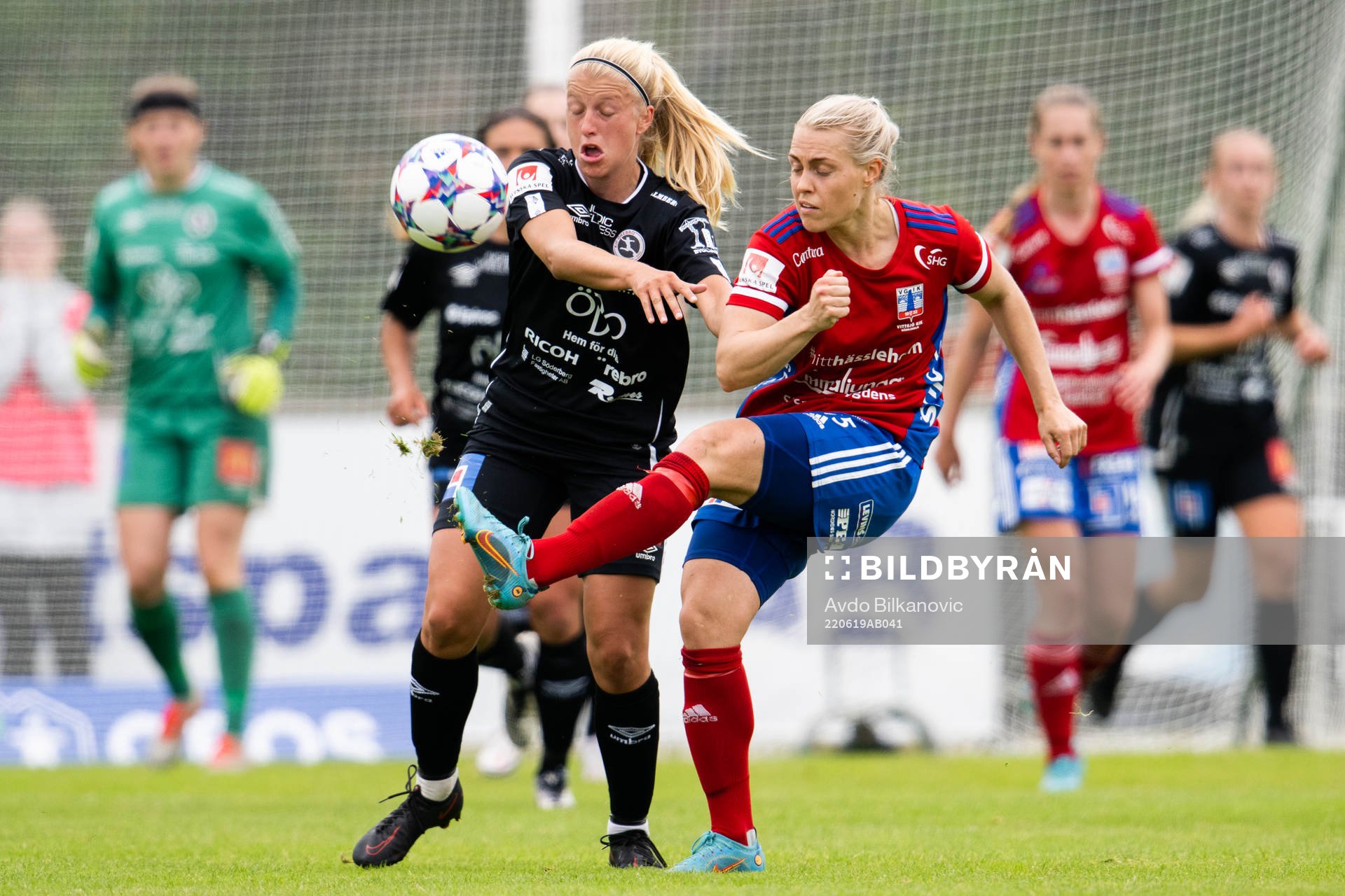 Vittsjös Nellie Persson och Örebros Katie Jayne Lockwood under fotbollsmatchen i Damallsvenskan mellan Vittsjö och Örebro den 19 juni 2022 i Vittsjö.