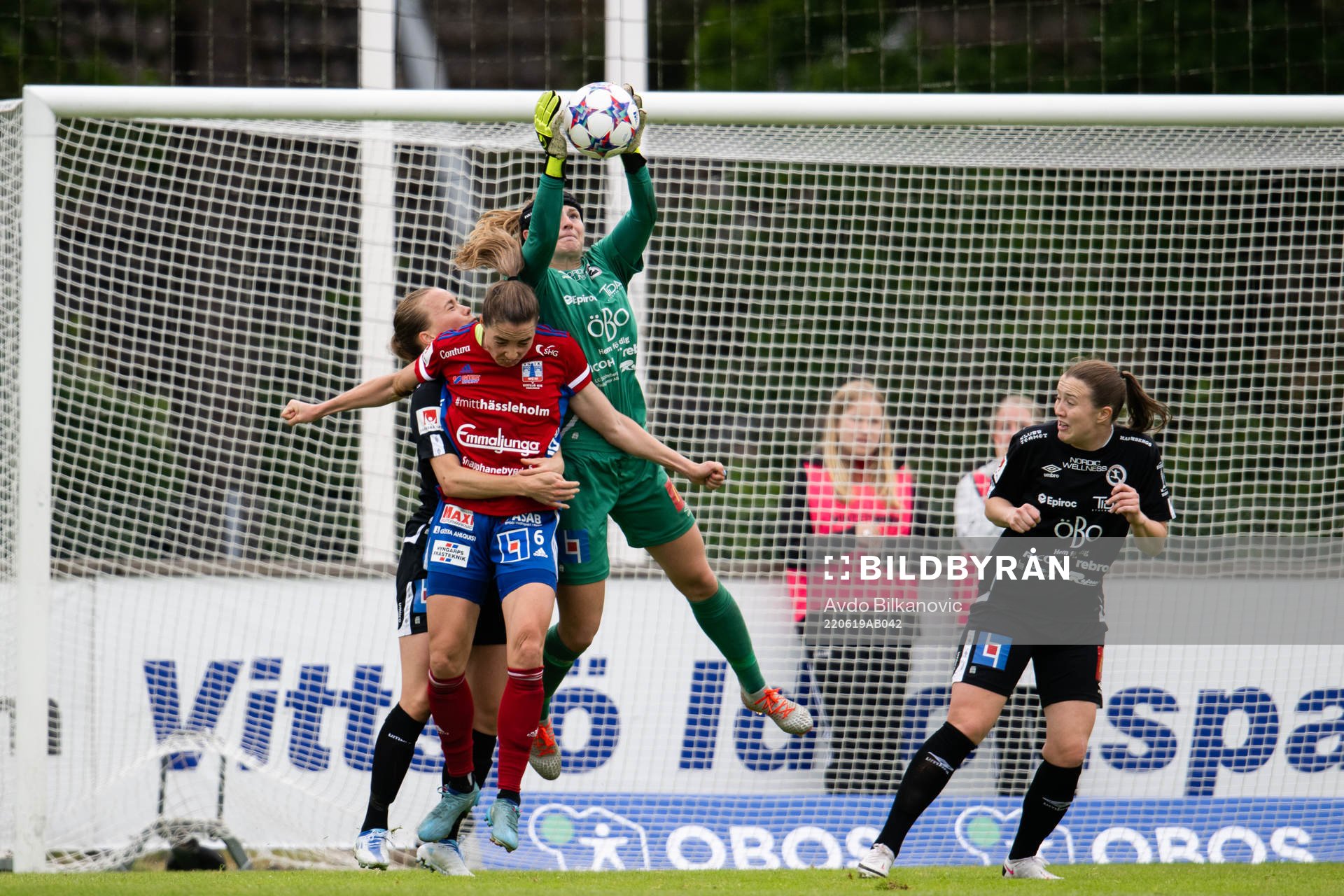 Örebros målvakt Tove Enblom och Vittsjös Clara Markstedt