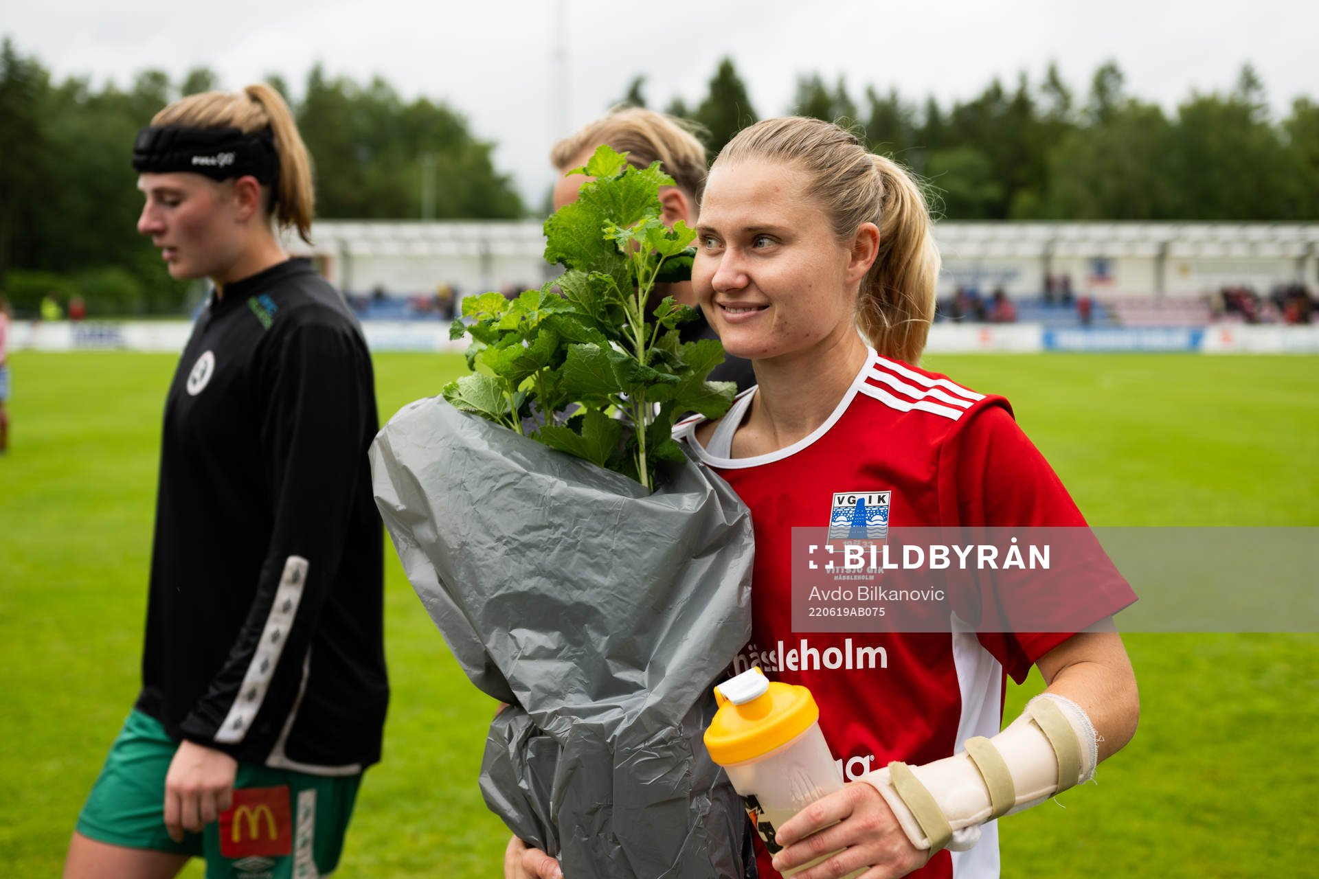 Vittsjös Mie Leth Karshöj med bukett blommor inför sista matchen under fotbollsmatchen i Damallsvenskan mellan Vittsjö och Örebro den 19 juni 2022 i Vittsjö.
