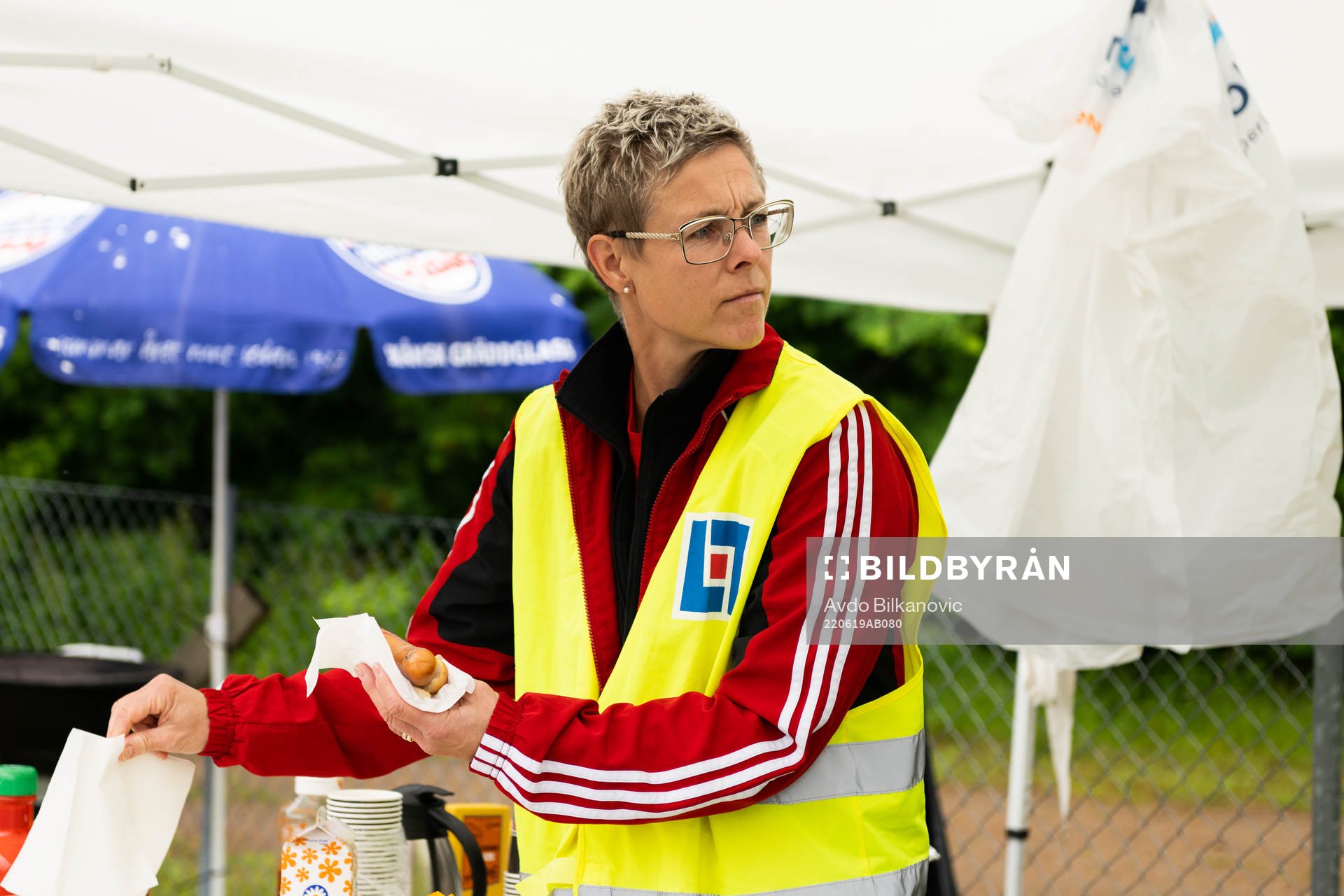 En funktionär med korv i handen