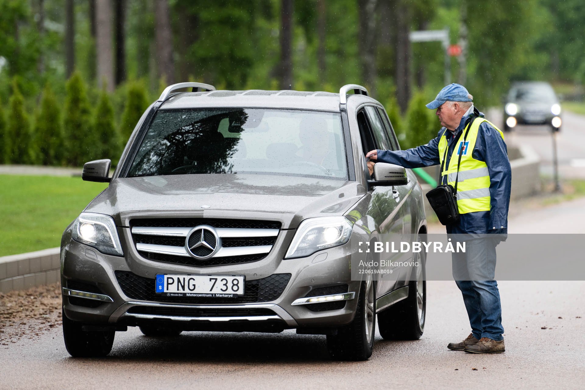 En parkvakt tar betalt för parkering