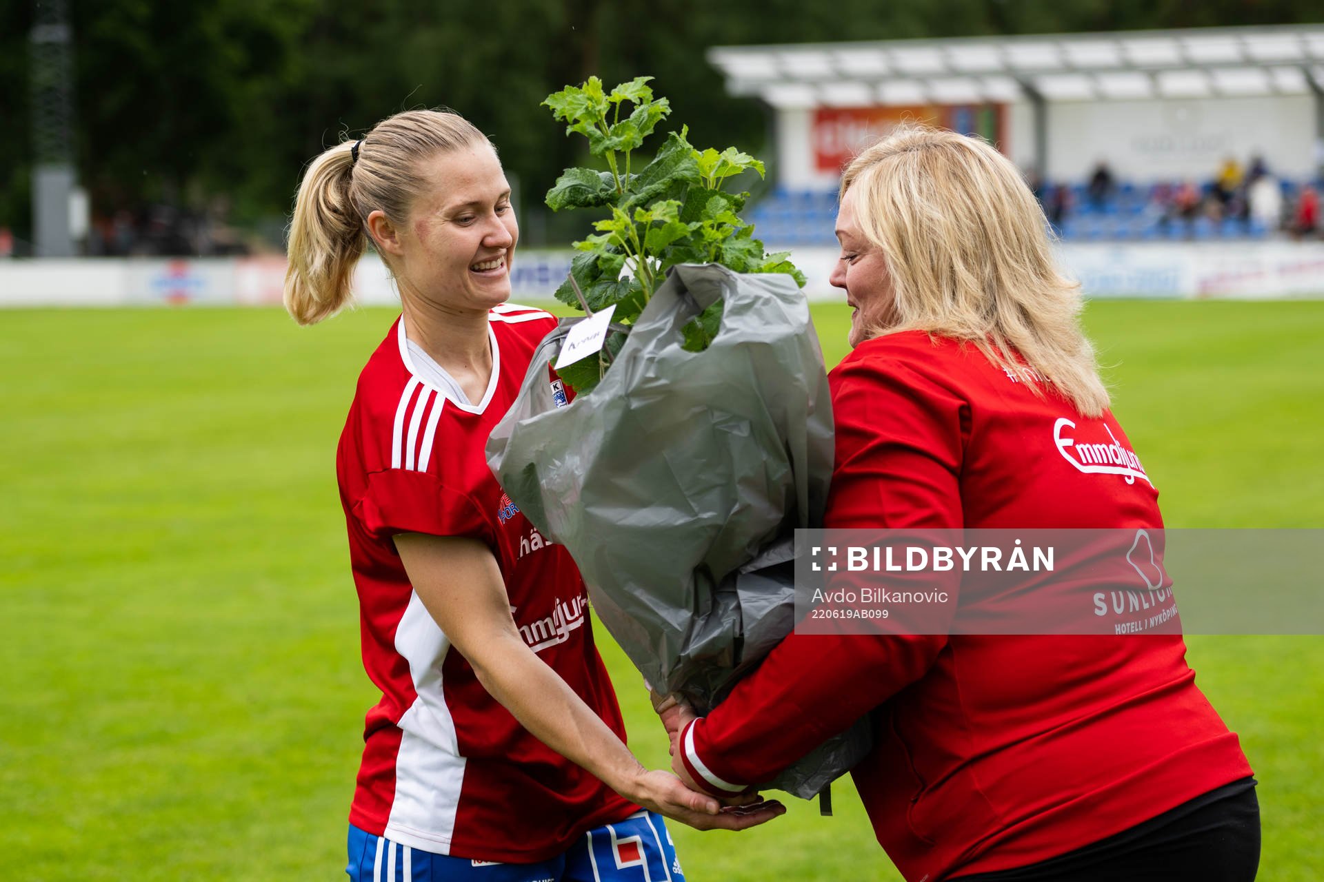 Vittsjös Mie Leth Karshöj med bukett blommor inför sista matchen under fotbollsmatchen i Damallsvenskan mellan Vittsjö och Örebro den 19 juni 2022 i Vittsjö.
