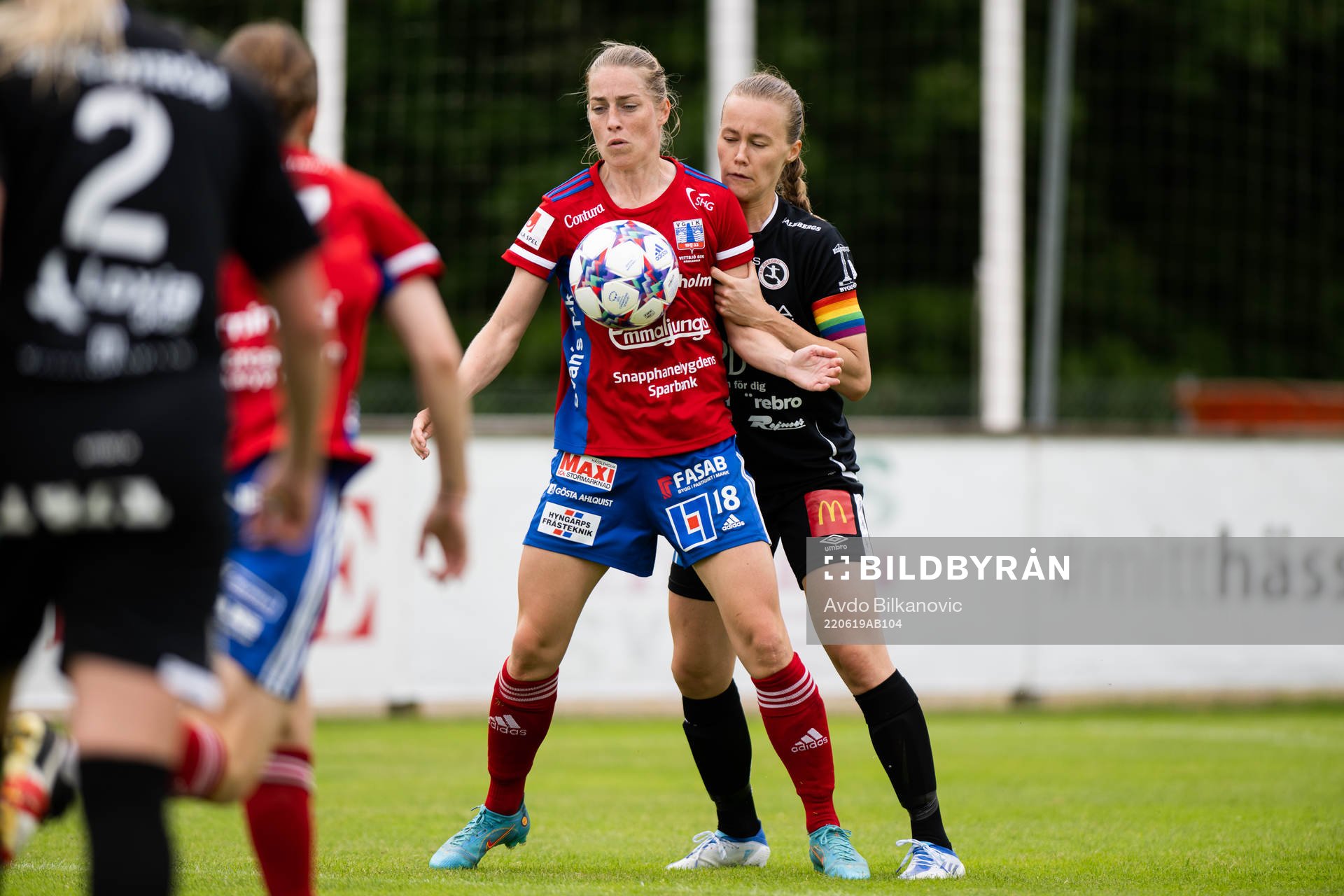 Vittsjös Linda Charlotta Sällström och Örebros Frida Abrahamsson under fotbollsmatchen i Damallsvenskan mellan Vittsjö och Örebro den 19 juni 2022 i Vittsjö.