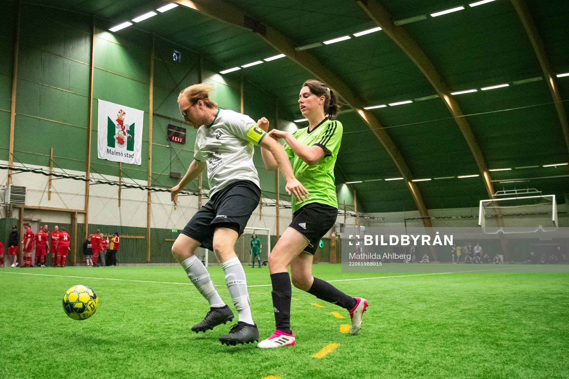 Kick Offs Victoria Wentz i en duell i b-finalen i fotboll