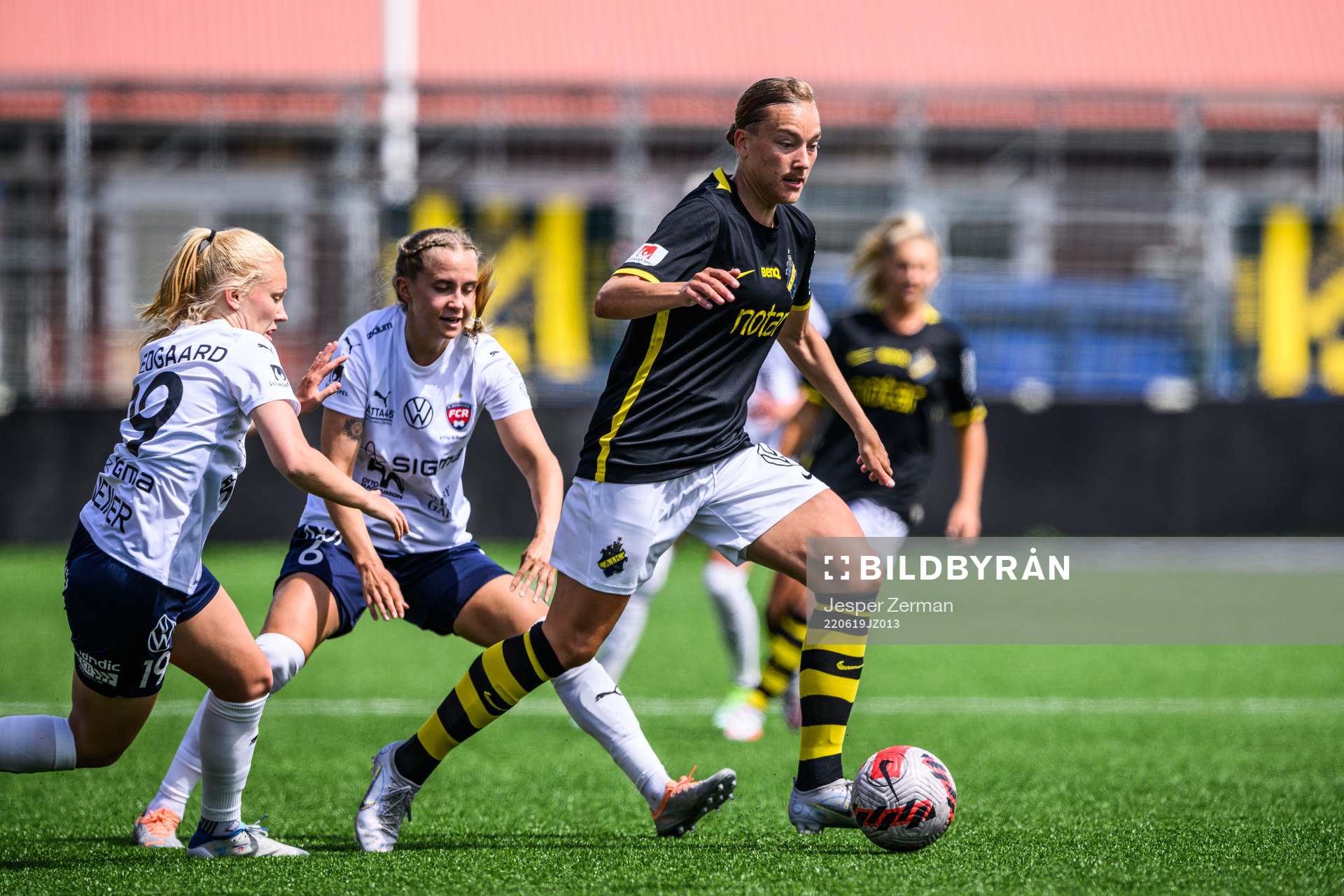 AIKs Jenny-Julia Danielsson och FC Rosengårds Sofie Bruun