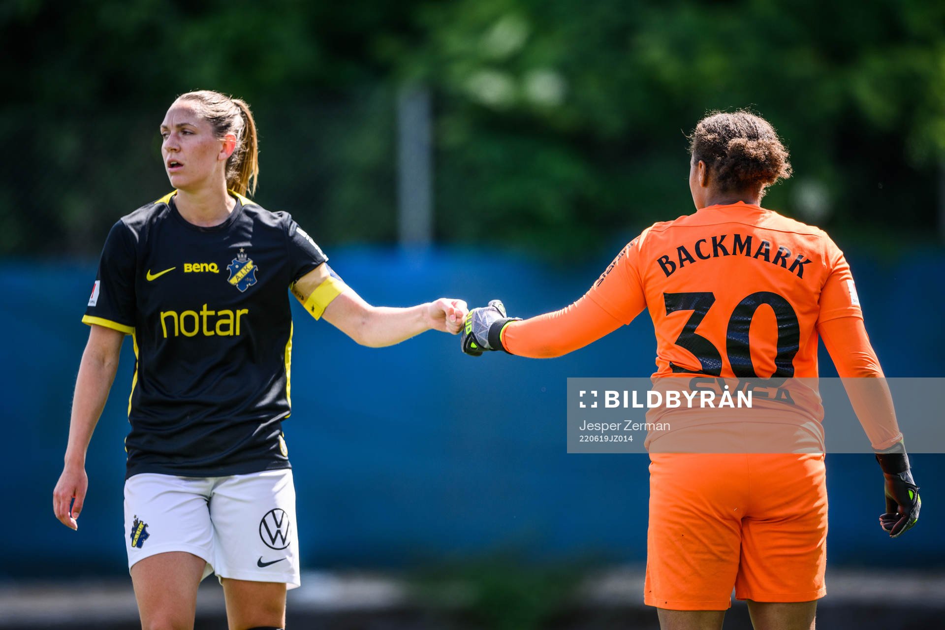 AIKs Jennie Nordin och målvakt Serina Iddrisu Backmark