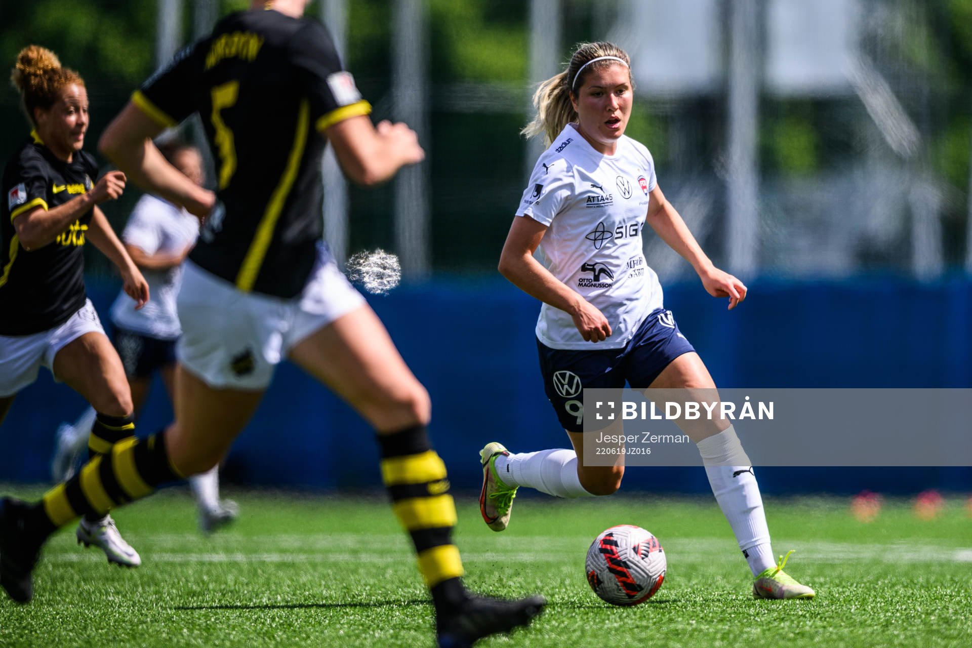 FC Rosengårds Loreta Kullashi under fotbollsmatchen i Damallsvenskan mellan AIK och FC Rosengård den 19 juni 2022 i Stockholm. 